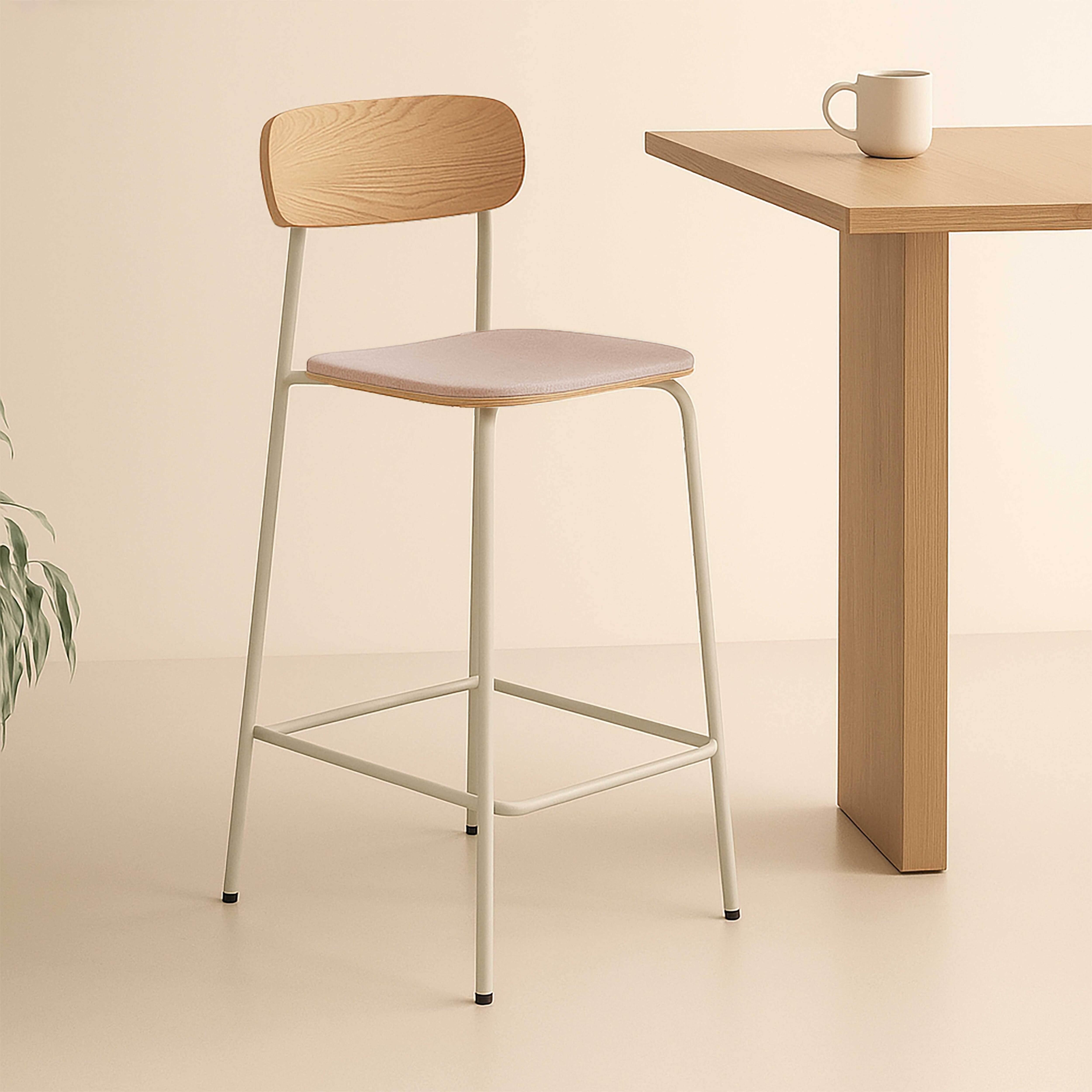 Ein moderner Barhocker mit Holzrücken und -sitz, Metallrahmen und ein Holztisch mit einer Tasse. Der Hintergrund ist neutral gehalten.