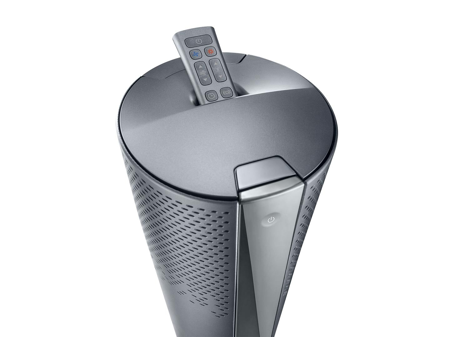 Srebrny wentylator z włożonym pilotem. Wentylator ma perforowany korpus i srebrny panel. Pilot znajduje się na górze.