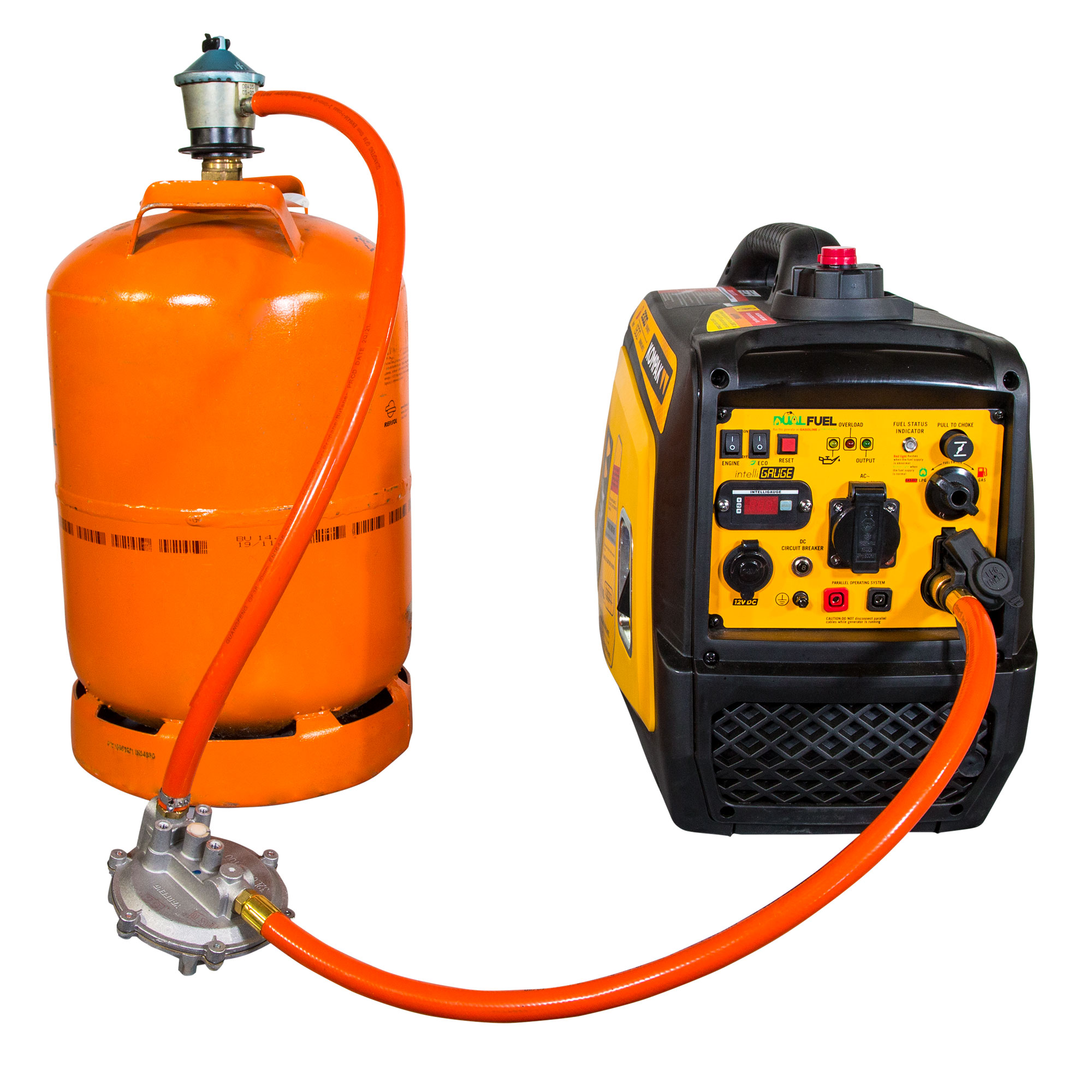 Un tanque de propano naranja y un generador amarillo y negro están conectados por una manguera naranja.