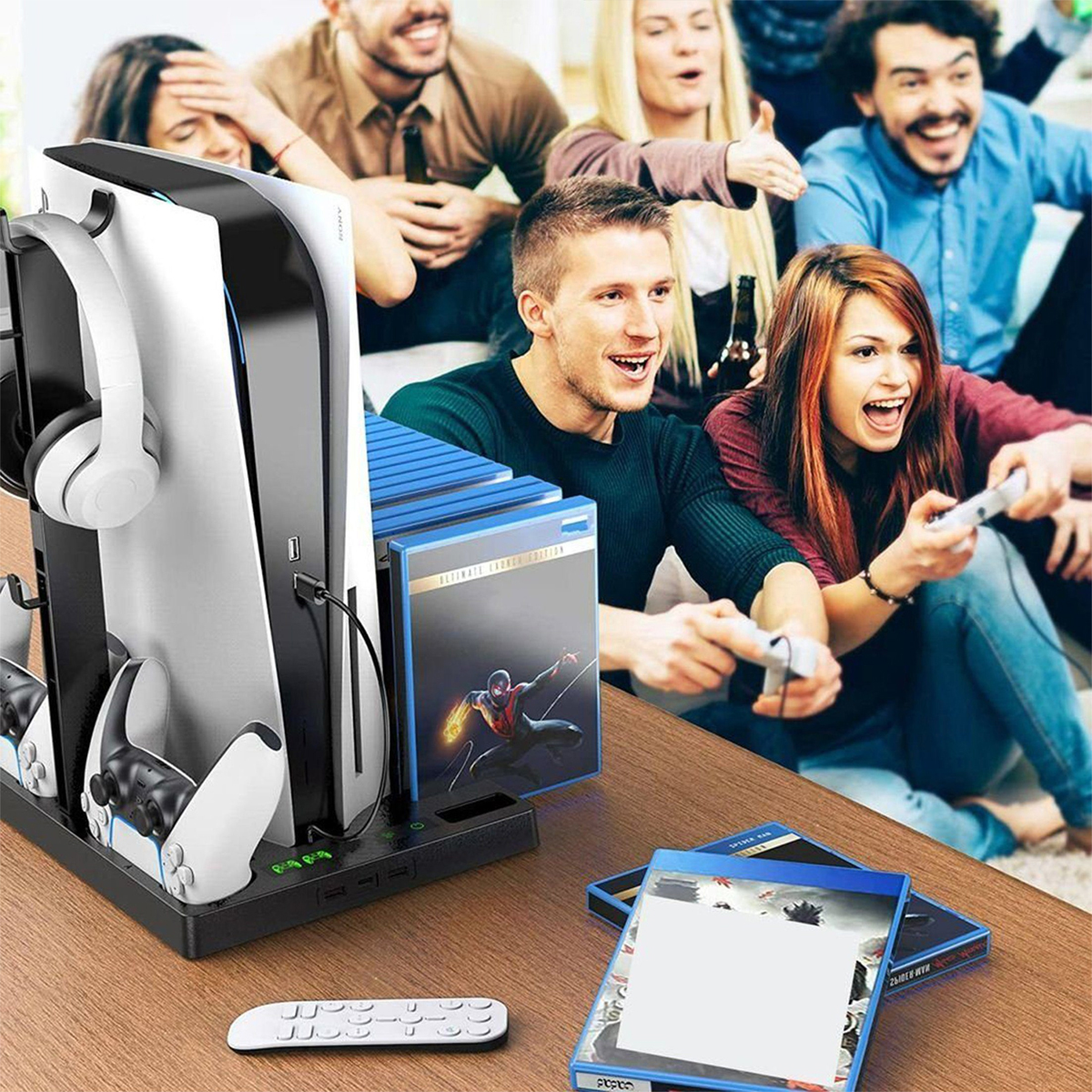 Eine Gruppe von Freunden spielt Videospiele. Eine PS5-Konsole und Spiele sind im Vordergrund. Menschen lächeln und sind im Hintergrund aufgeregt.