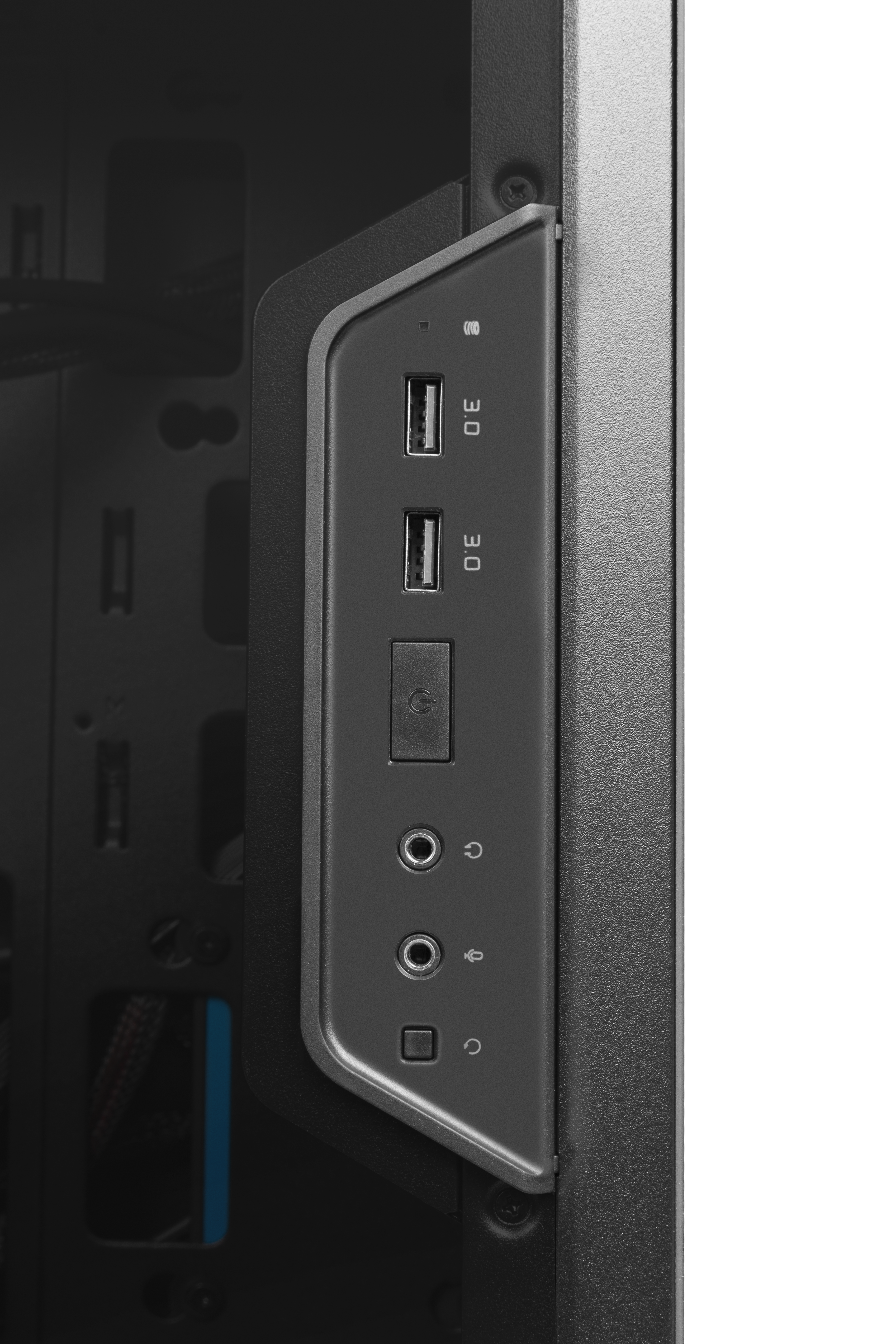 Bok obudowy komputera z portami. Zawiera USB, gniazda audio i przycisk zasilania. Czarna i szara obudowa.