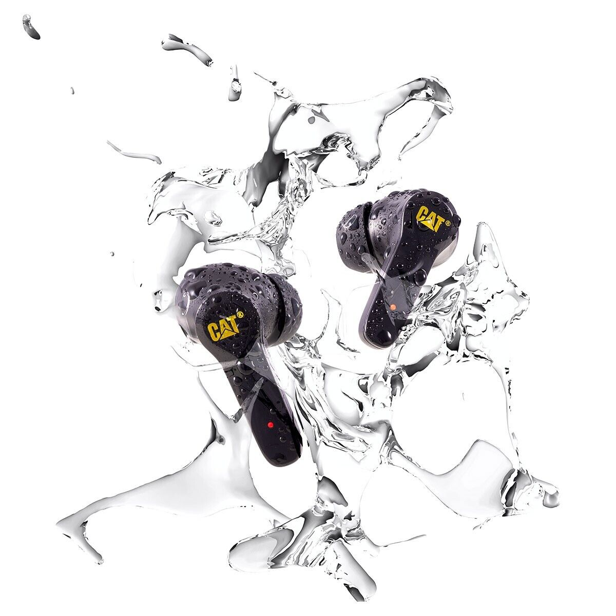 Auriculares CAT negros con logo amarillo, rodeados de salpicaduras de agua sobre fondo blanco. Gotas en los auriculares.