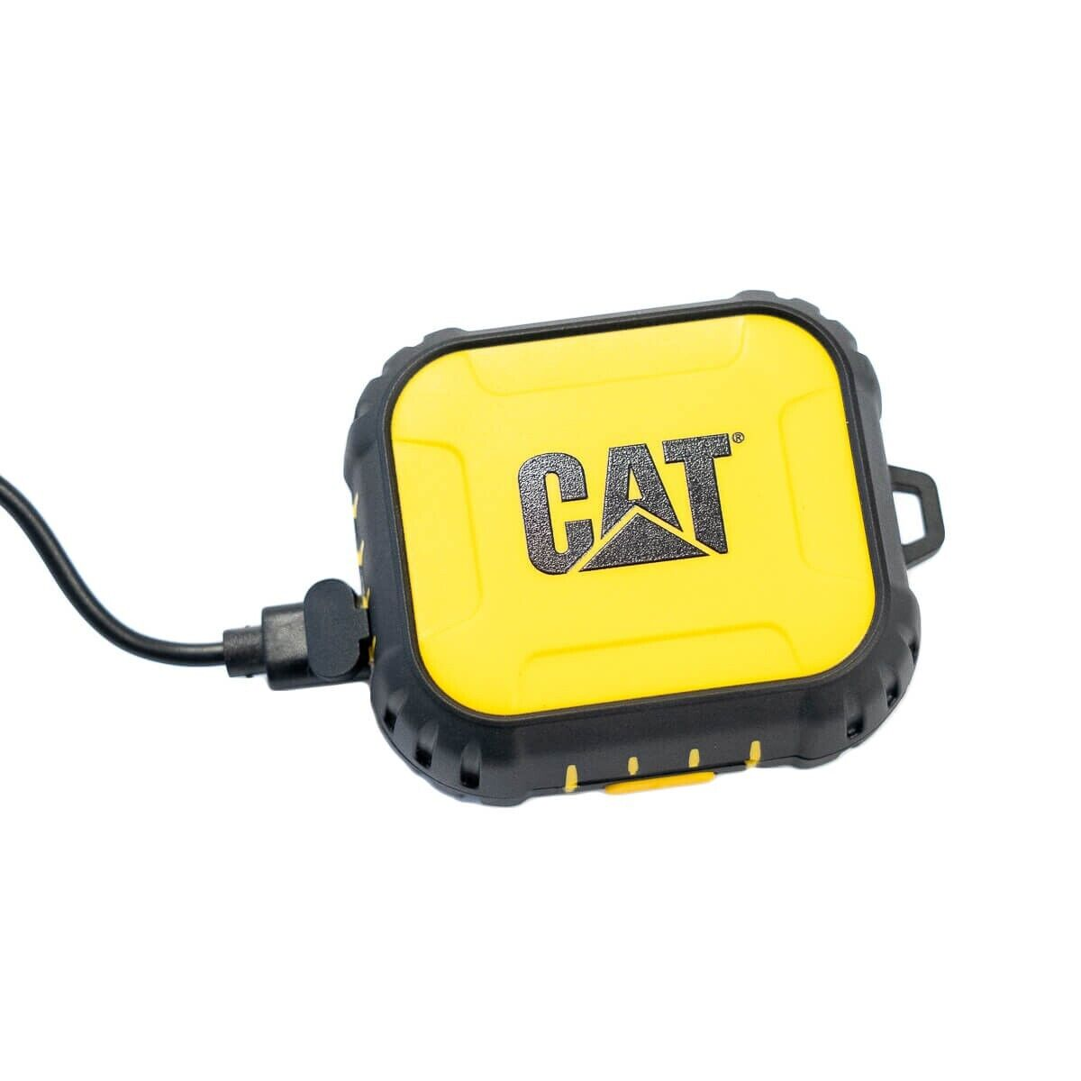 Un dispositivo CAT amarillo y negro con un cable enchufado. El logotipo de CAT está centrado en el dispositivo. Fondo blanco.