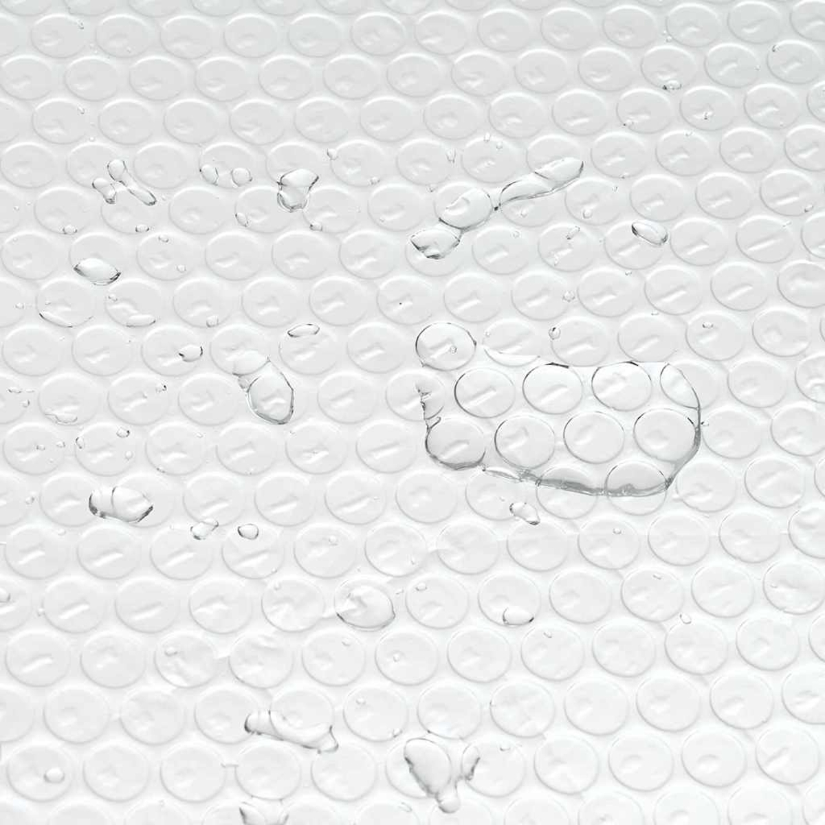 Primo piano di una superficie bianca e spumosa con chiare goccioline d'acqua sparse. Le bolle sono circolari e uniformemente distanziate.