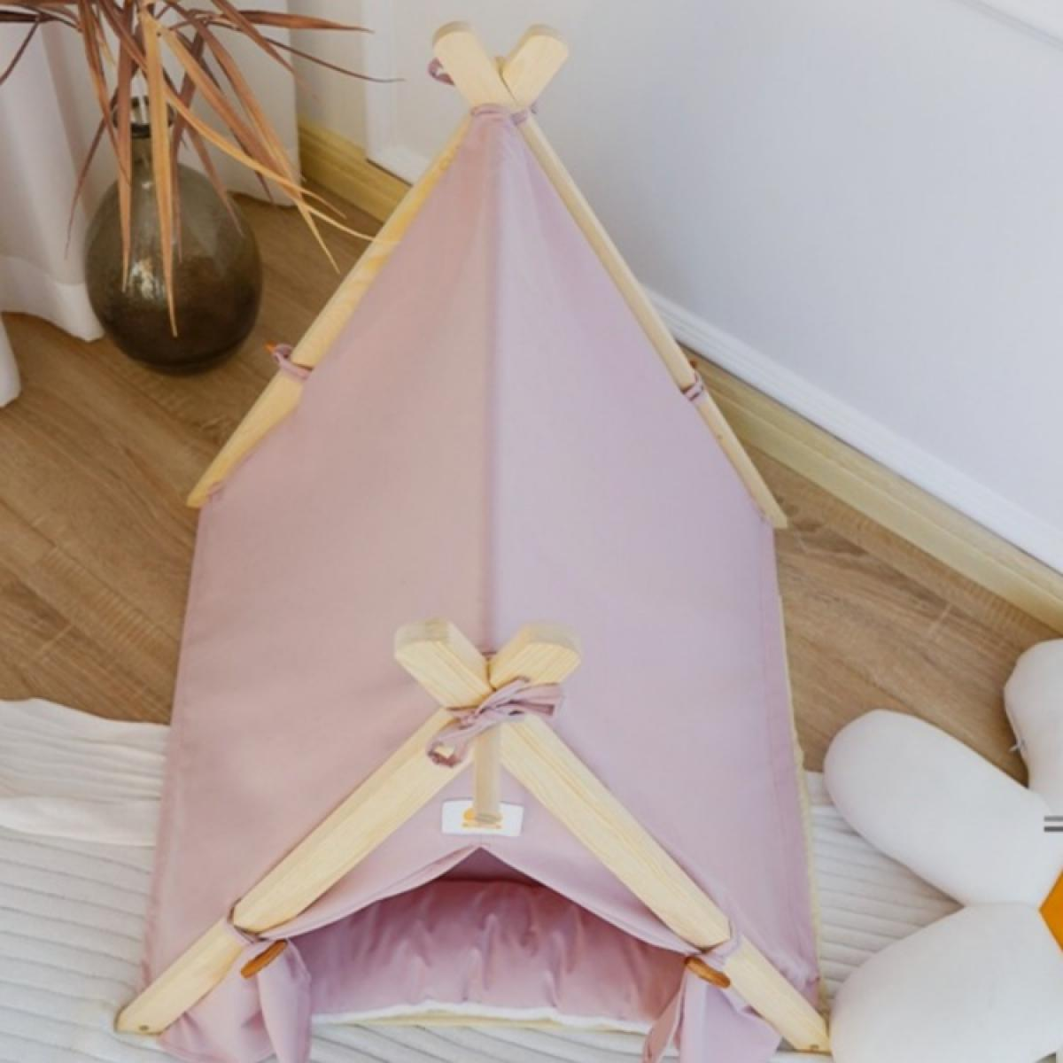 Ein rosa Zelt im Tipi-Stil aus Holz und Stoff. Es steht drinnen neben einer Vase und einem Stofftier auf einem Teppich.