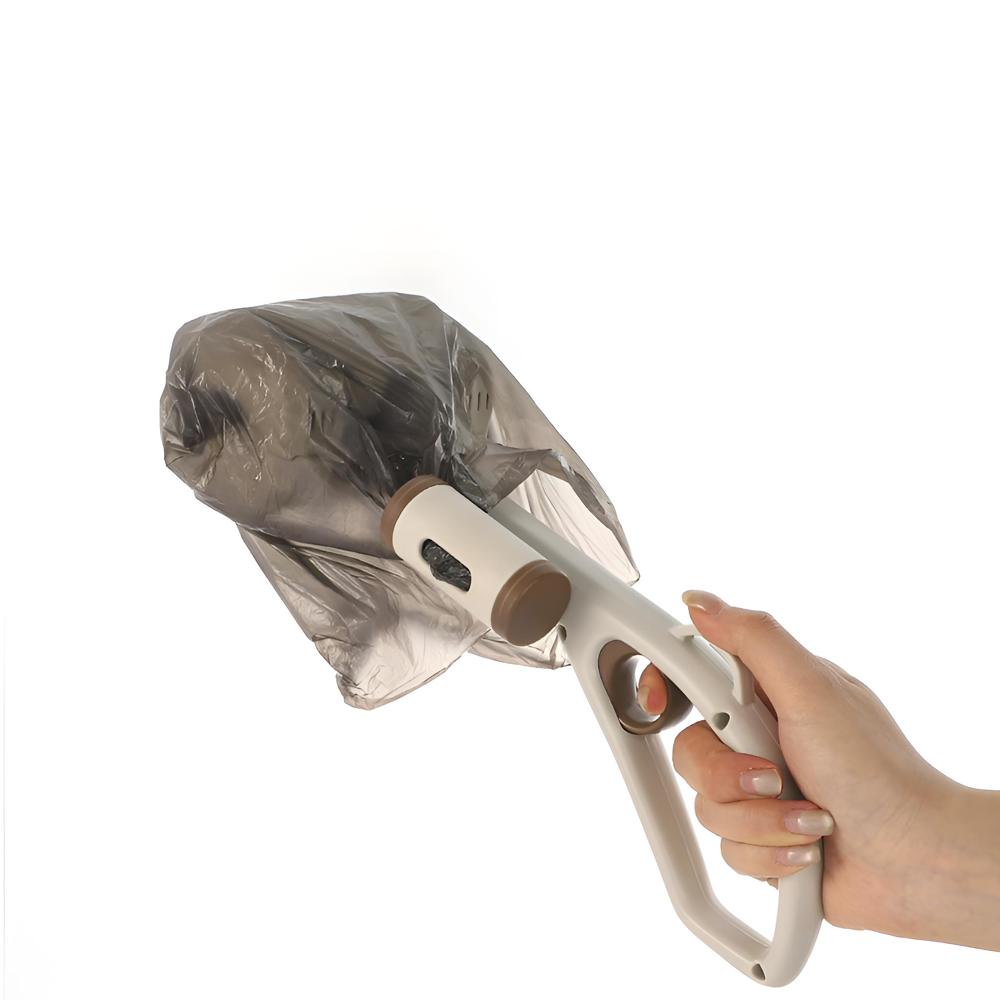 Eine Hand hält einen weißen und braunen Kotbeutel mit einer schwarzen Tüte.