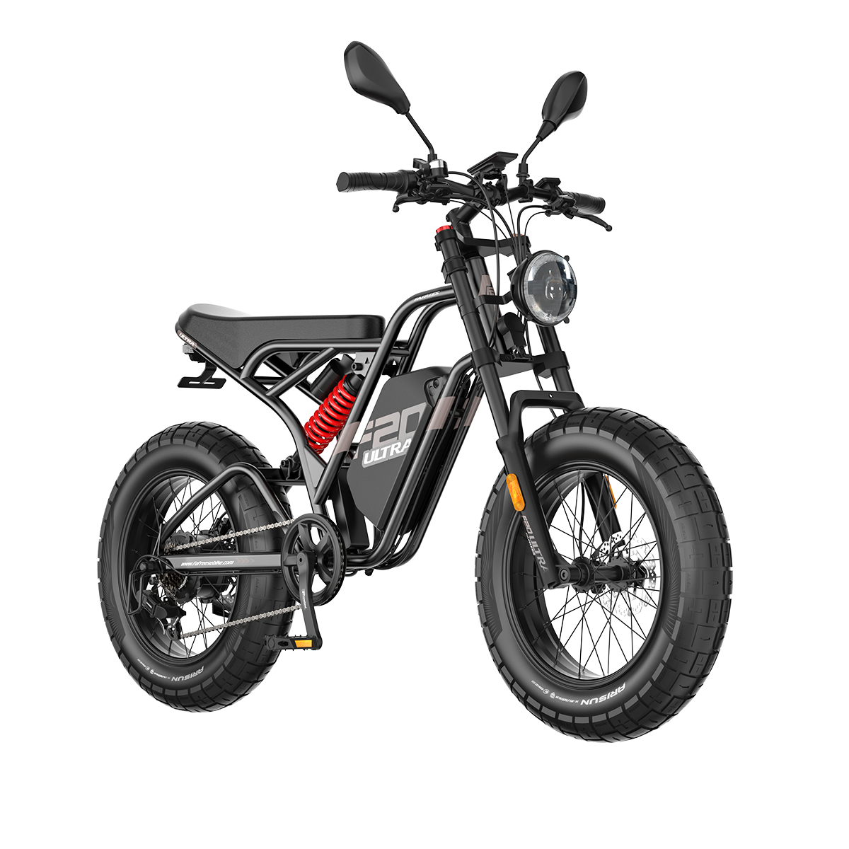 Schwarzes Elektrofahrrad mit breiten Reifen. Roter Stoßdämpfer, runder Scheinwerfer und zwei Spiegel. Das Fahrrad steht vor weißem Hintergrund.