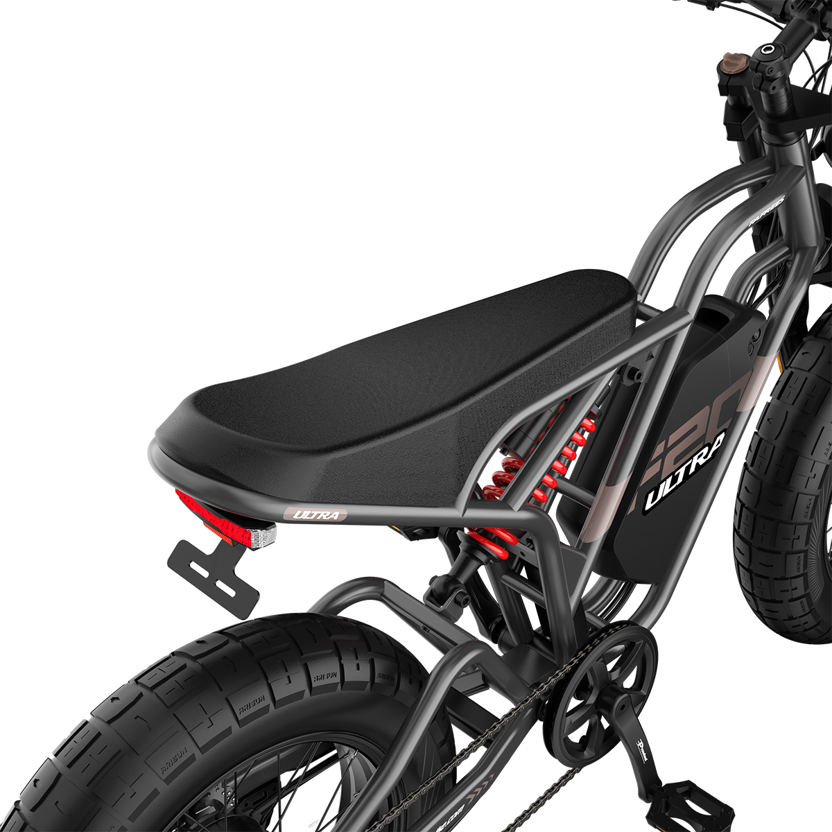 Nahaufnahme eines E-Bikes. Schwarzer Sitz, Rahmen und Reifen. Rote Stoßdämpfer und Rücklicht. Das Wort "ULTRA" ist sichtbar.