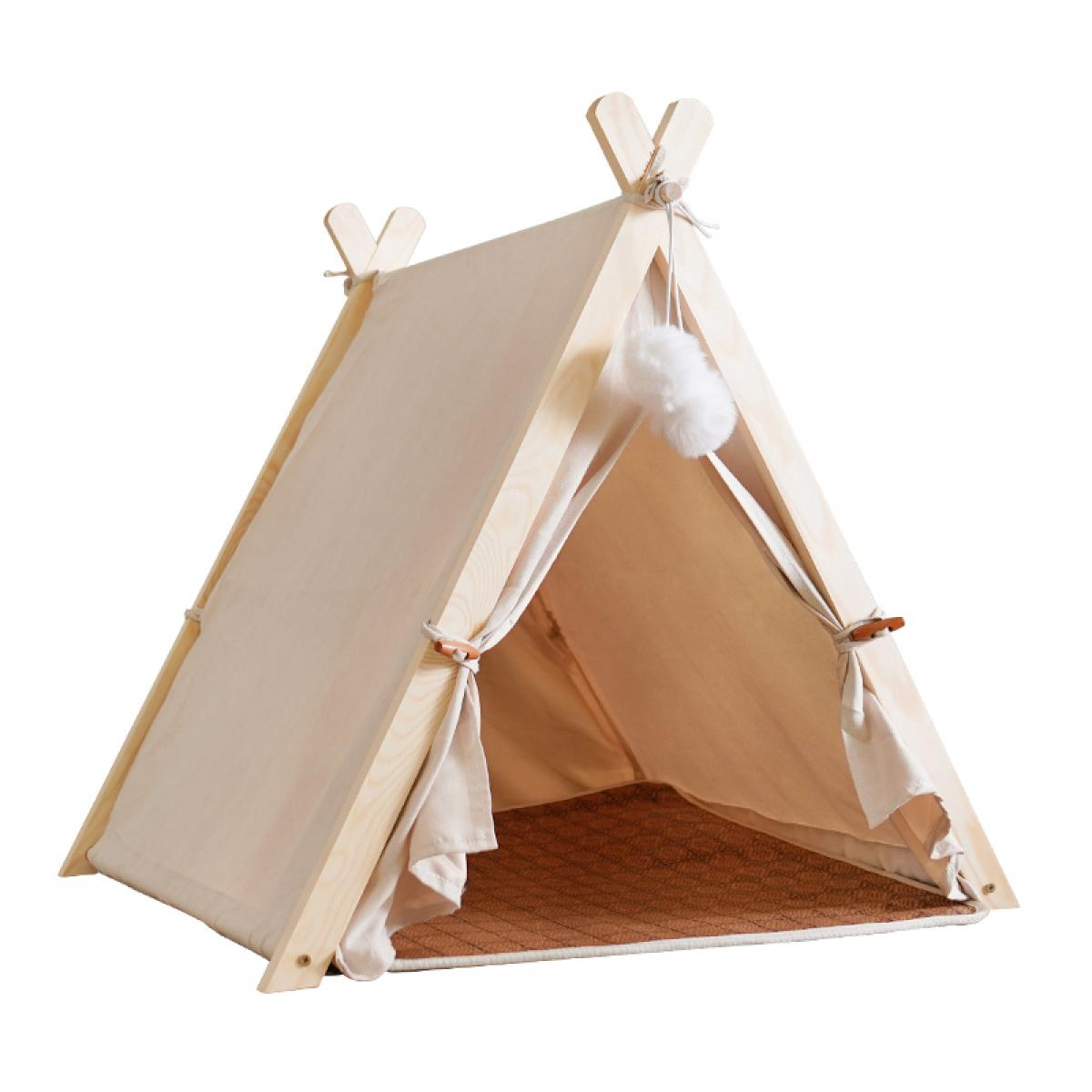 Ein beiges Tipi-Zelt mit Holzrahmen, einer braunen Matte innen und einem weißen Bommel. Das Zelt steht vor weißem Hintergrund.