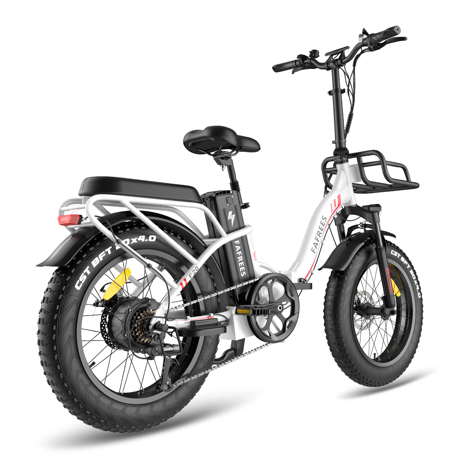 Weißes und schwarzes Elektrofahrrad mit breiten Reifen, Frontkorb und Akku. Das Fahrrad steht vor weißem Hintergrund.