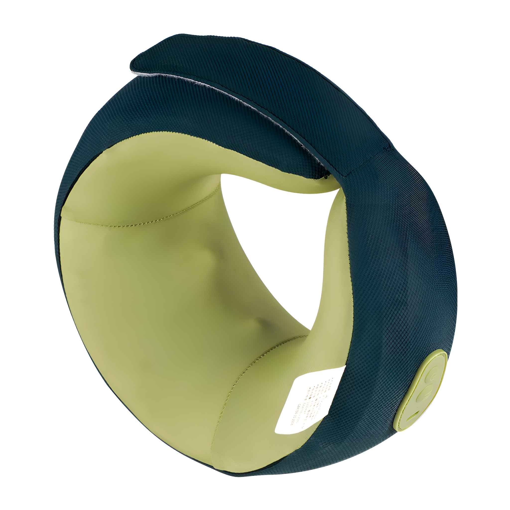 Nackenmassagegerät, dunkelblaues Äußeres, hellgrünes Inneres. Verfügt über ein gebogenes Design mit Knöpfen und einem Etikett. Isoliert auf Weiß.
