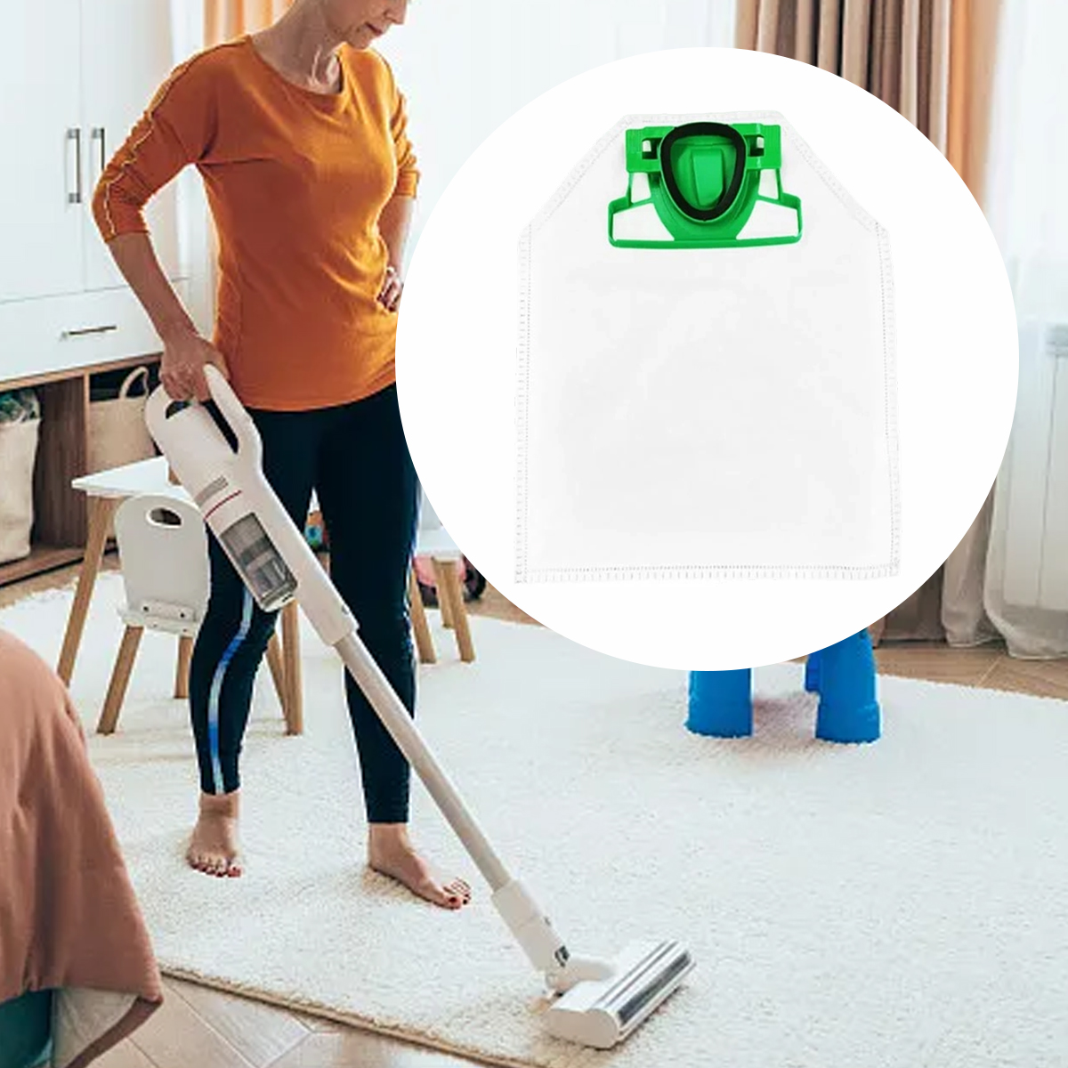 Frau in orangefarbenem Hemd saugt einen weißen Teppich mit einem weiß-grauen Staubsauger. Ein weißer Beutel mit grünem Deckel ist auch im Bild.