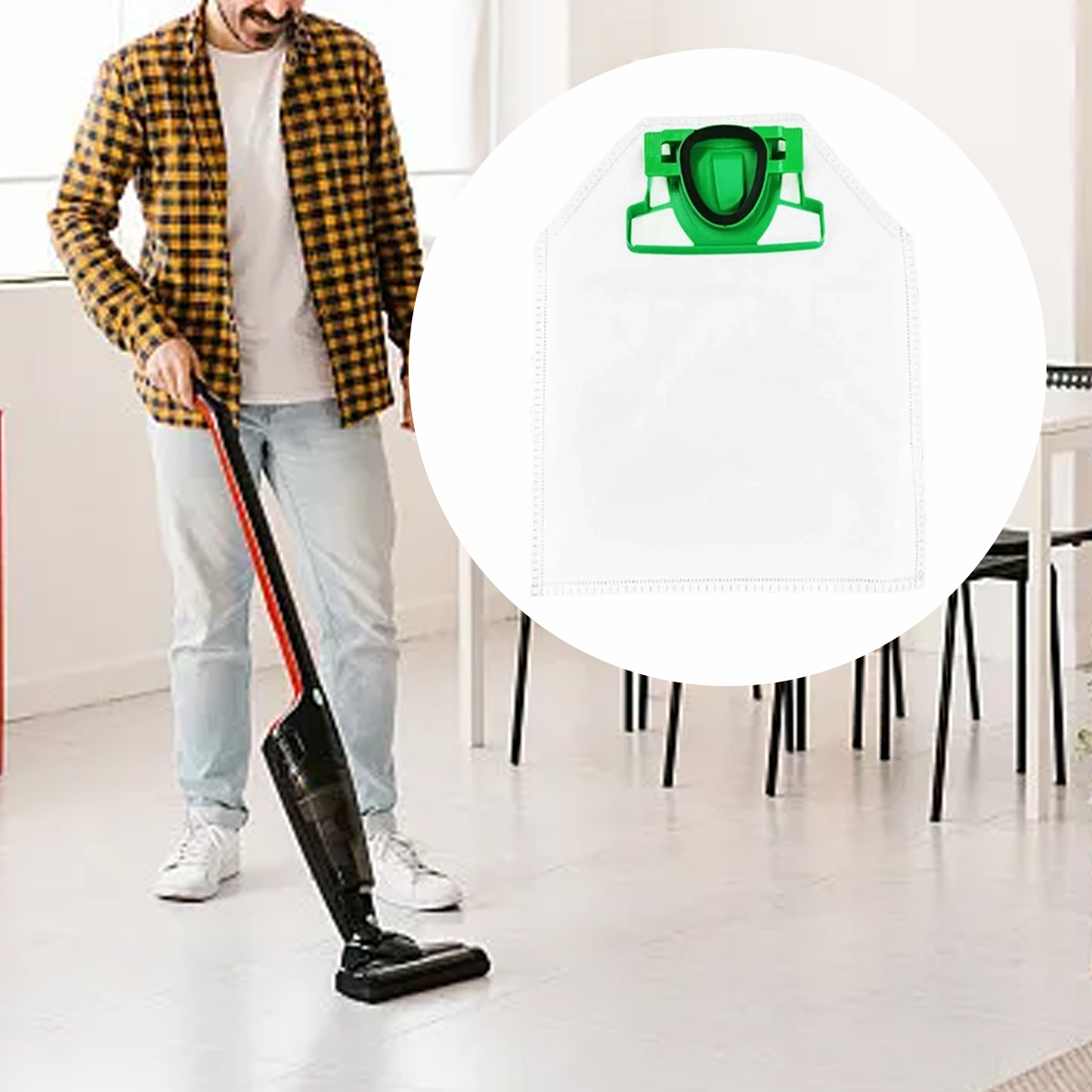 Ein Mann saugt einen Raum. Er trägt ein kariertes Hemd und Jeans. Ein weißer Staubsaugerbeutel ist in einem Kreis. Ein Tisch und Stühle sind im Hintergrund.