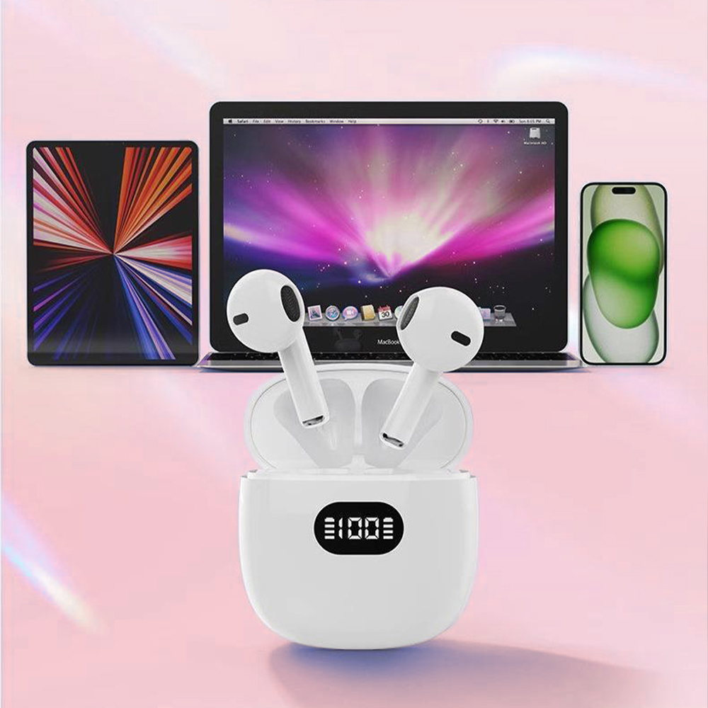 Weiße Ohrhörer in einem Ladekoffer, umgeben von Tablet, Laptop und Telefon auf rosa Hintergrund.