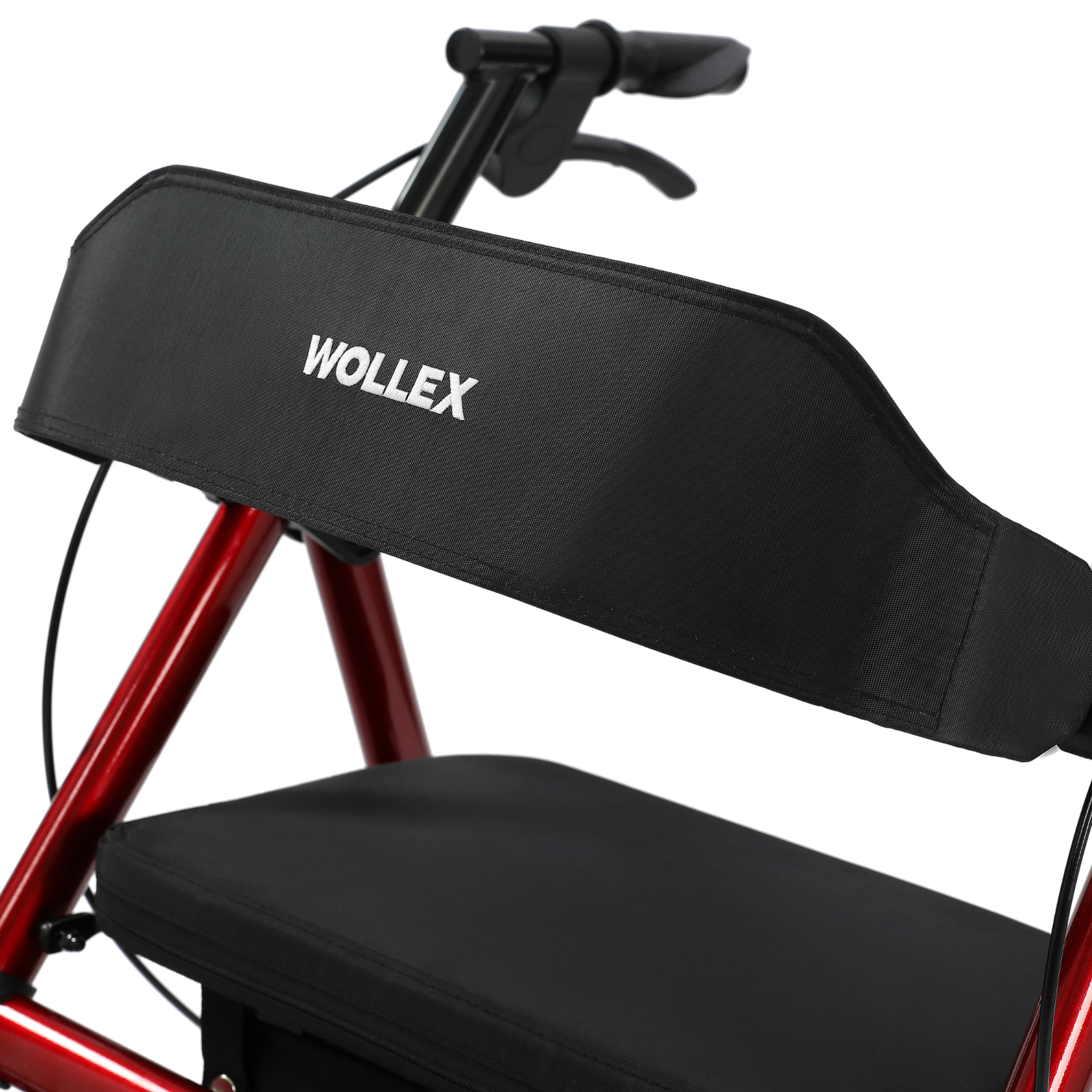 Nahaufnahme eines roten Rollators mit schwarzem Sitz und Rückenlehne. Auf der Rückenlehne steht "WOLLEX".