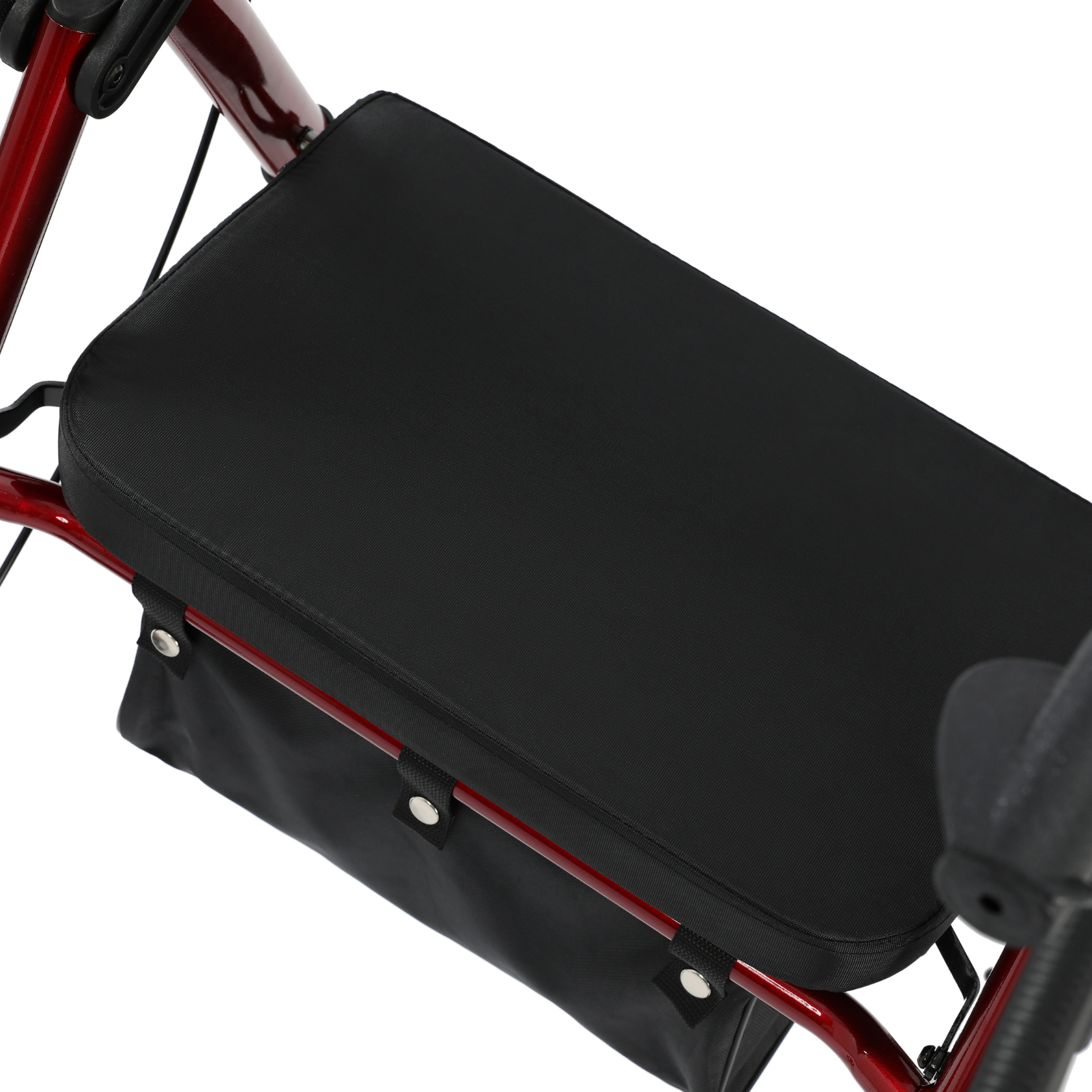 Nahaufnahme eines roten Rollators mit schwarzem Sitz und Aufbewahrungstasche. Der Griff ist schwarz.