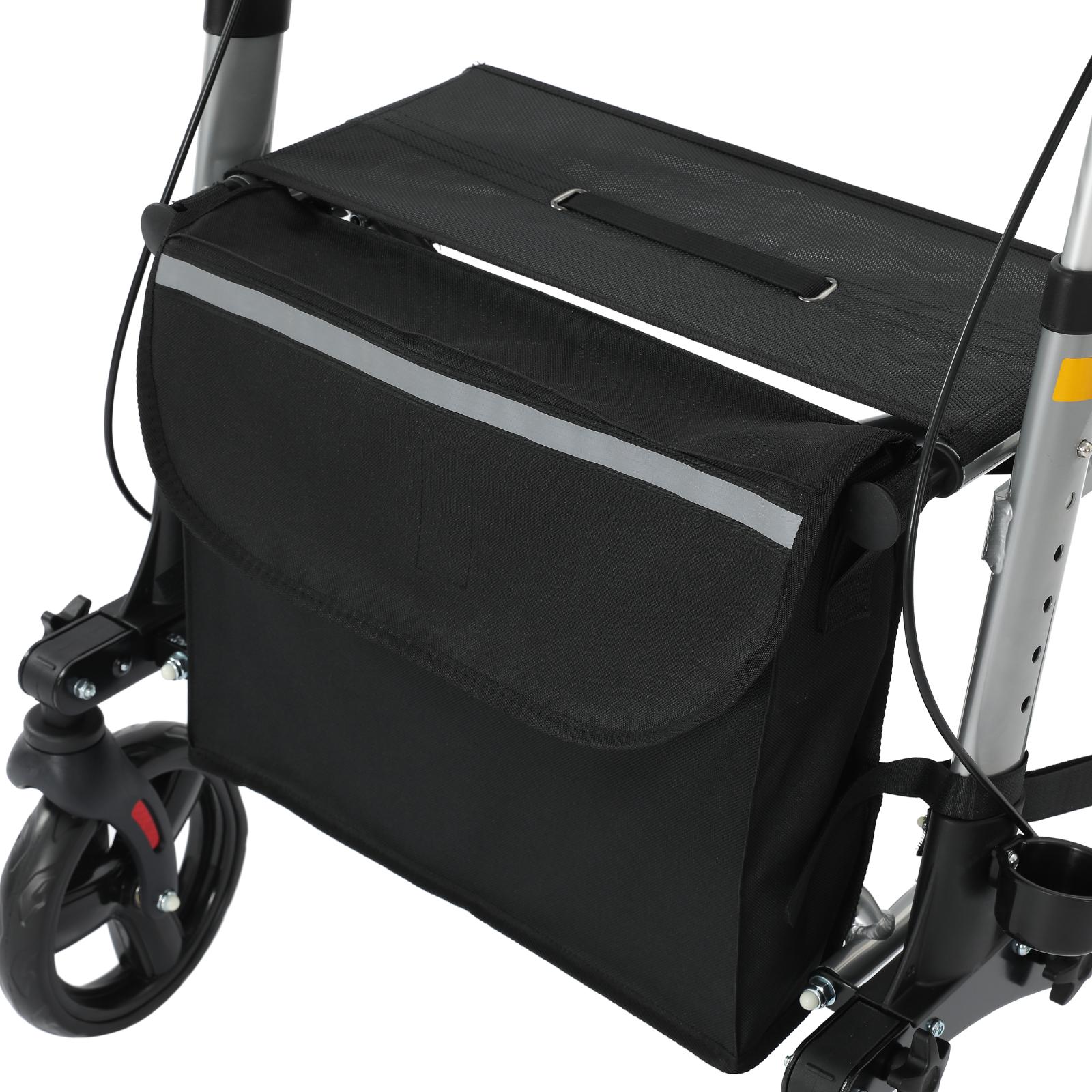 Ein schwarzer Rollator mit schwarzer Tasche, Reflexstreifen und Sitz. Er hat Räder und einen grauen Metallrahmen.