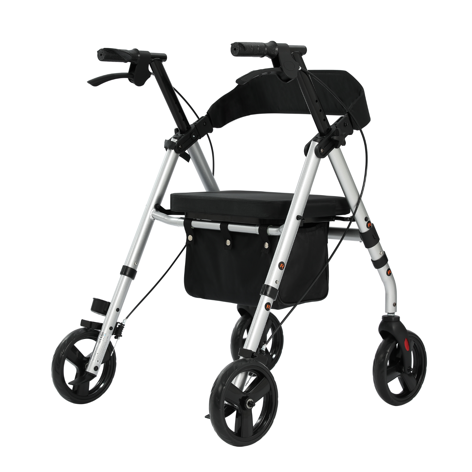 Ein silberner und schwarzer Rollator mit vier schwarzen Rädern. Er hat einen Sitz, eine Aufbewahrungstasche und Handbremsen.