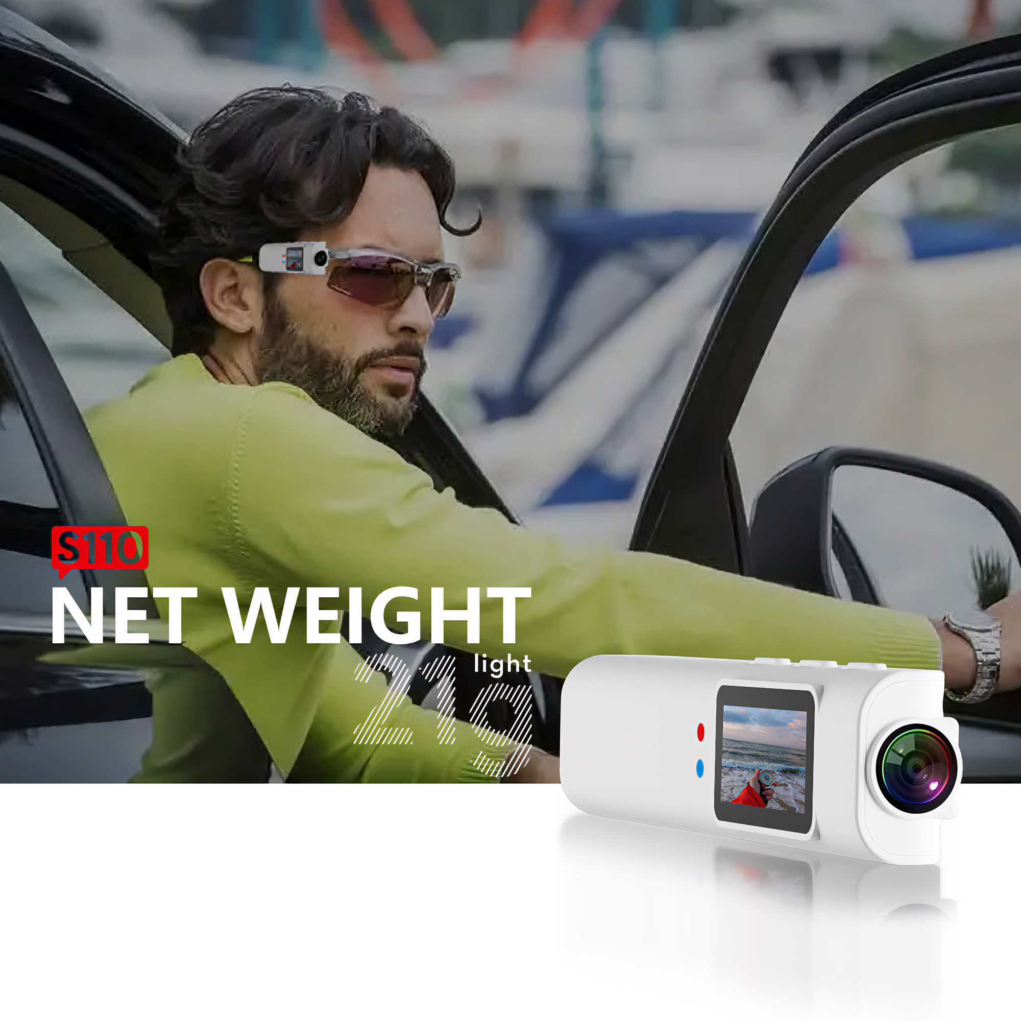 Mann mit Brille und Kamera im Auto. Eine weiße Kamera ist vorne. Der Text 'NET WEIGHT light' ist sichtbar.