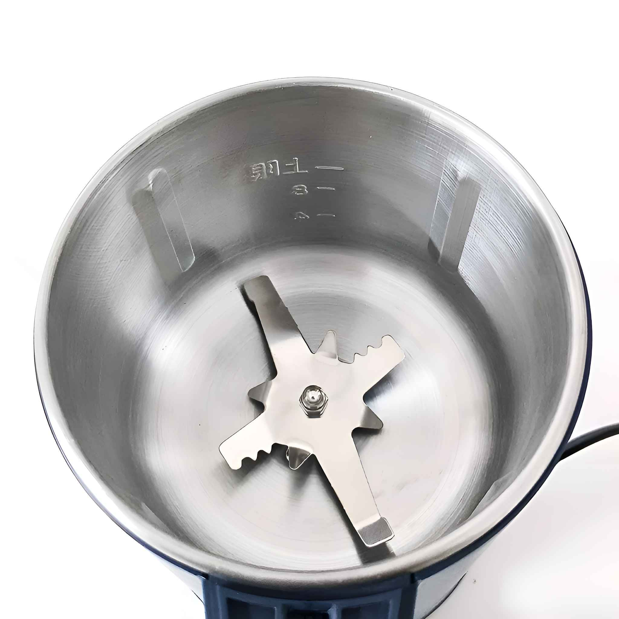 Edelstahl-Lebensmittelverarbeitungs-Schüssel mit Klinge. Blauer Rand, weißer Hintergrund.