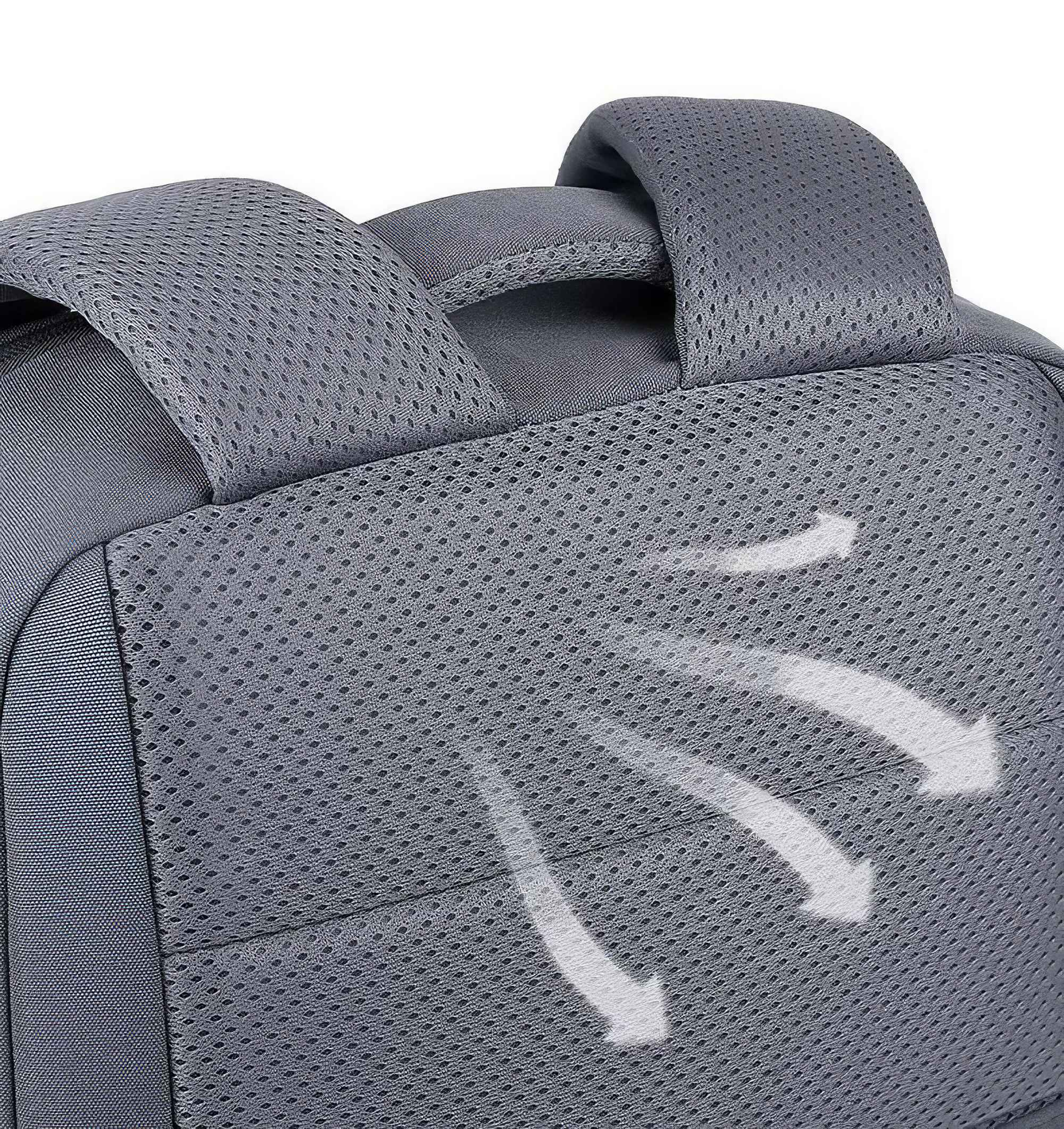 Nahaufnahme eines grauen Rucksack-Schultergurts mit Mesh-Textur. Weiße Pfeile zeigen die Luftströmungsrichtung an. Der Hintergrund ist unscharf.