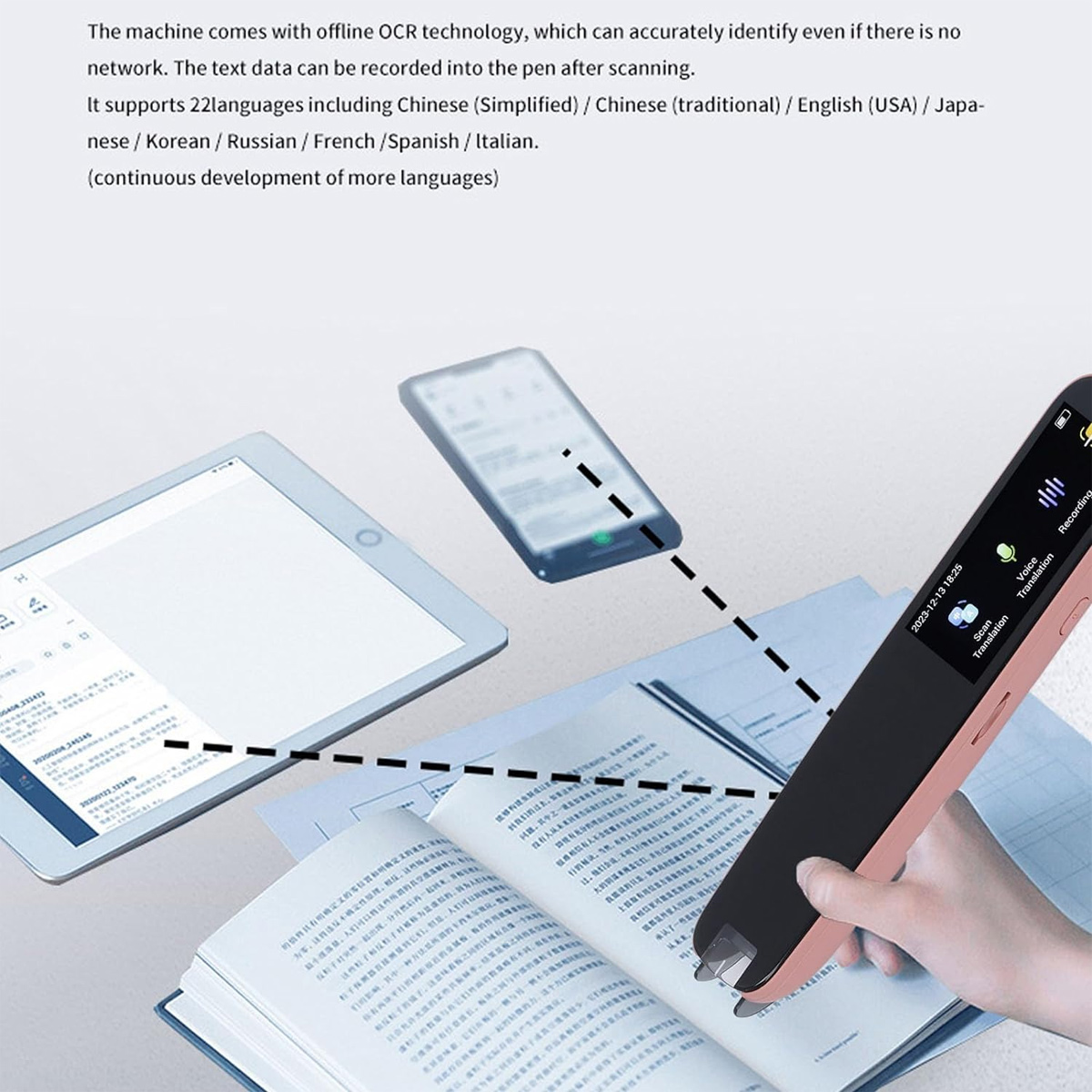 Eine Person scannt ein Buch mit einem stiftförmigen Gerät. Ein Tablet und ein Smartphone sind im Hintergrund. Der Stift ist rosa und schwarz.