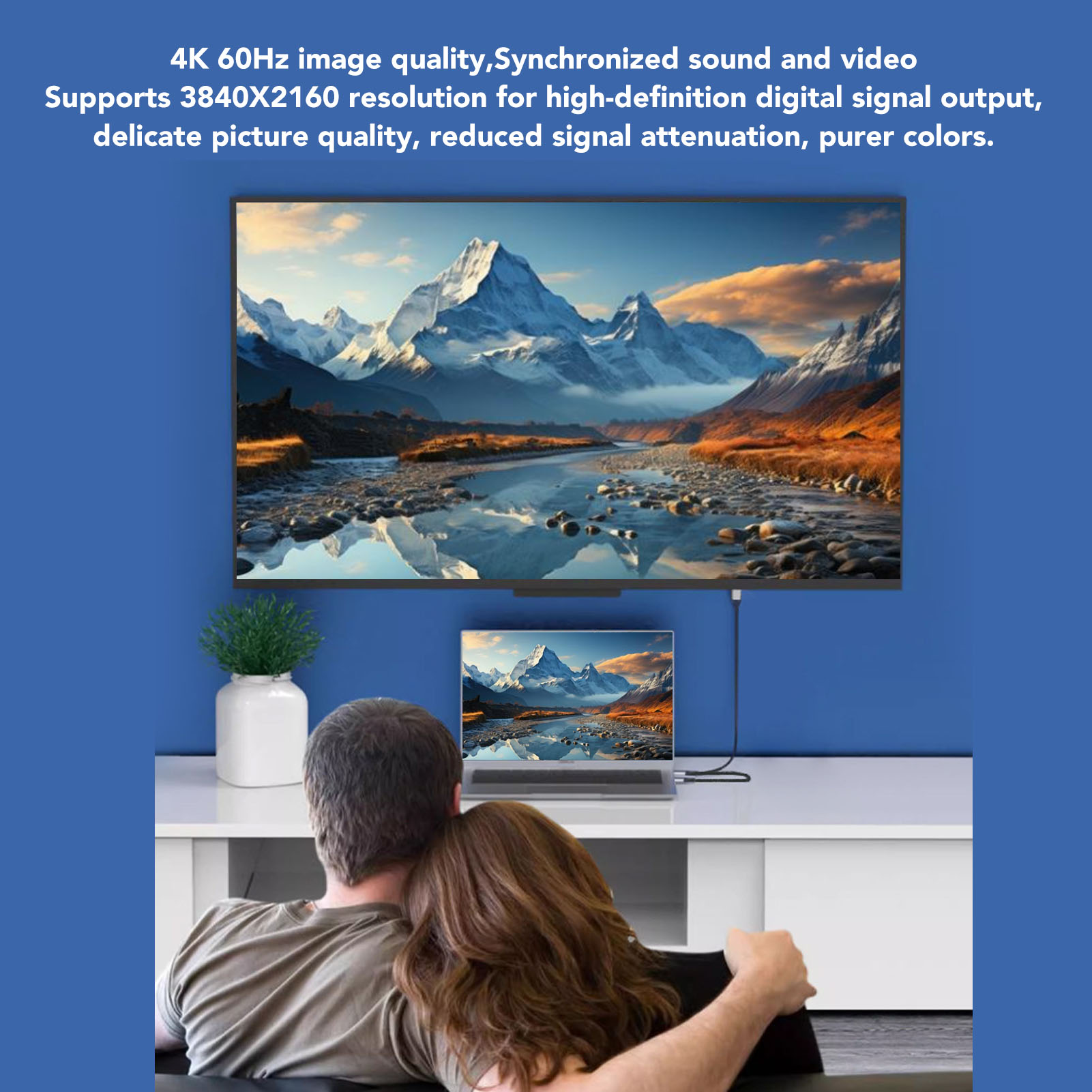 Paar betrachtet einen Bildschirm mit Berglandschaft. Ein Laptop zeigt das gleiche Bild. Text zur Bildqualität oben.