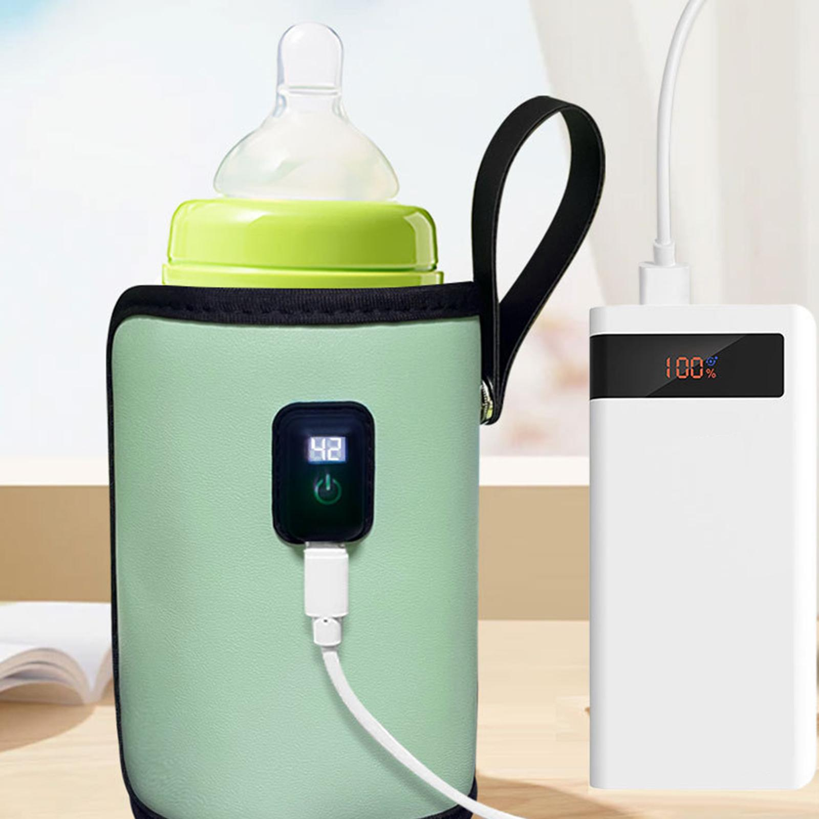 Ein Babyfläschchen in einem grünen Wärmer, verbunden mit einer weißen Powerbank, die 100 % Ladung anzeigt. Der Wärmer zeigt eine Temperatur an.