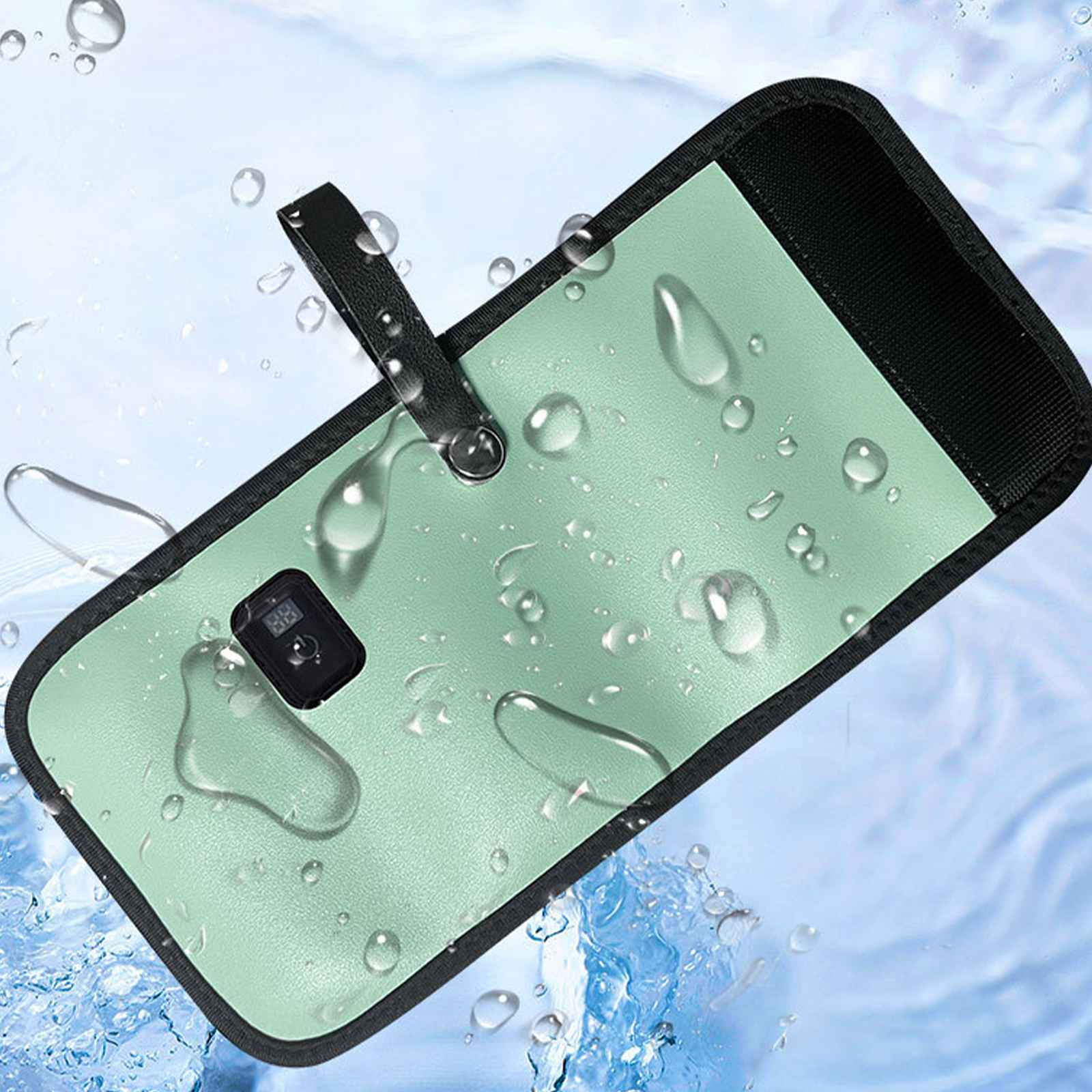 Eine grüne Tasche mit schwarzem Rand, Griff und einem kleinen Gerät. Wassertropfen sind über die Tasche und den Hintergrund verstreut.