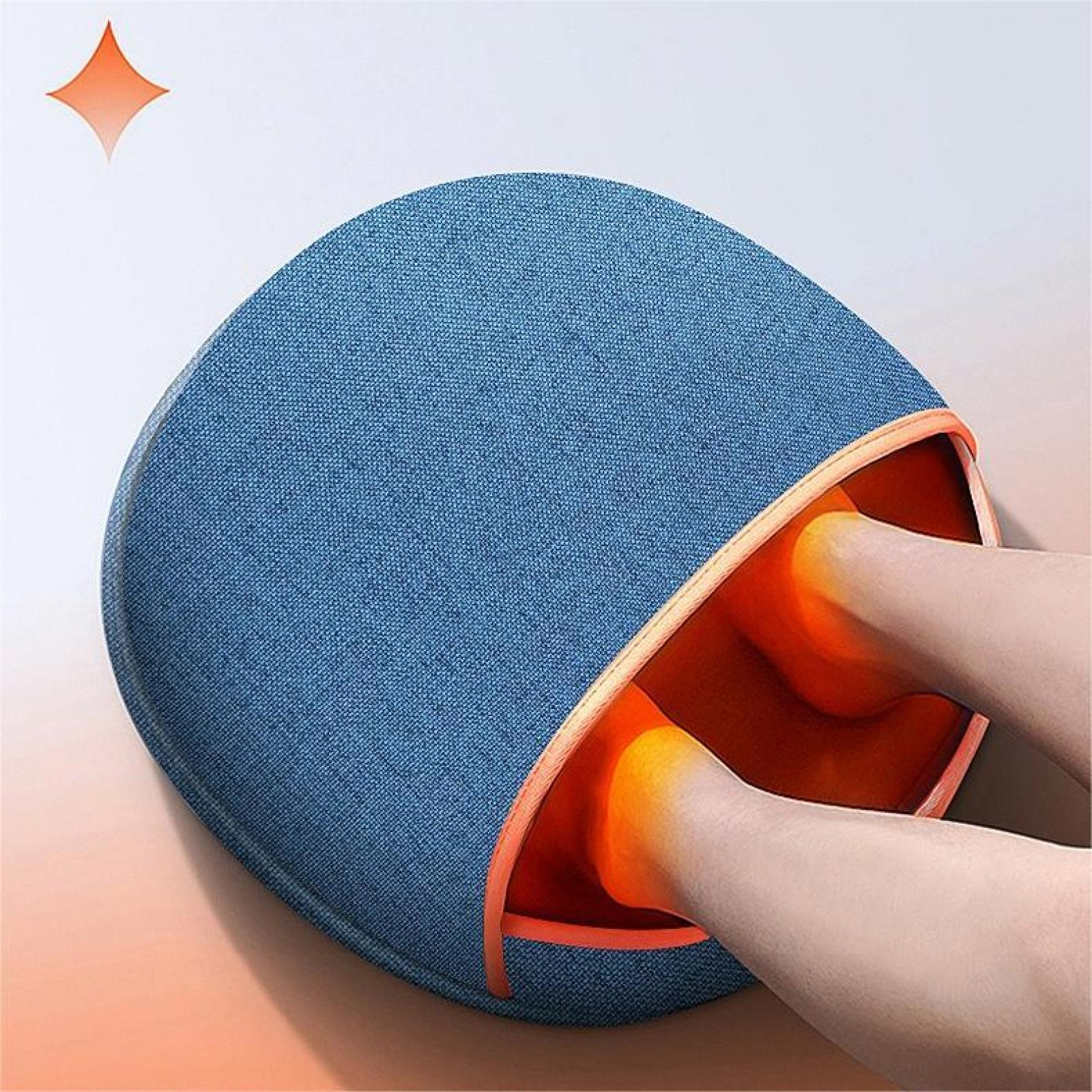 Ein blauer Fußwärmer mit orangefarbenem Rand. Zwei Füße sind darin, scheinen warm zu sein. Oben links ist eine sternähnliche Form.