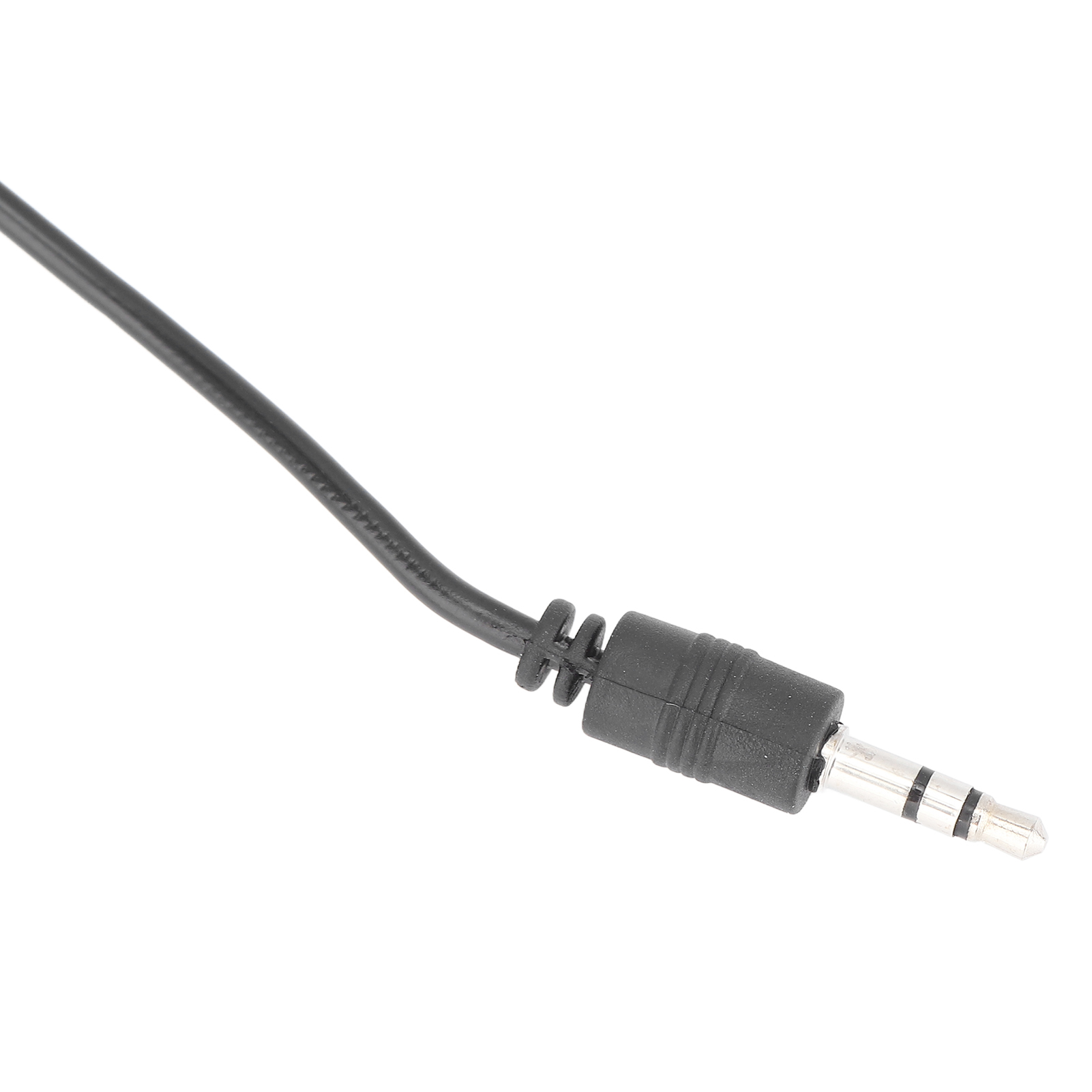 Ein schwarzes Audiokabel mit 3,5-mm-Klinkenstecker. Kabel und Stecker vor weißem Hintergrund.