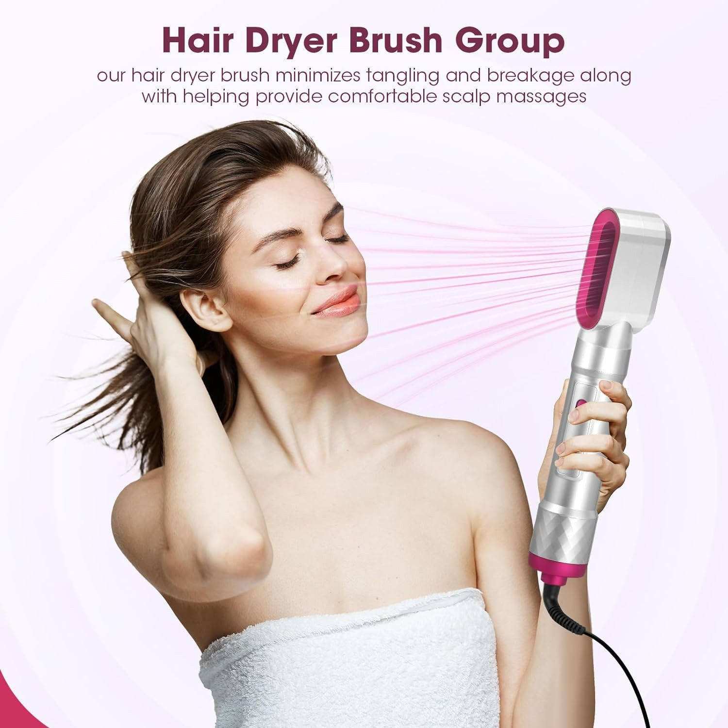 Eine Frau lächelt und benutzt eine Haartrocknerbürste. Die Bürste sendet rosa Strahlen aus. Sie trägt ein weißes Handtuch und hat fließendes Haar.