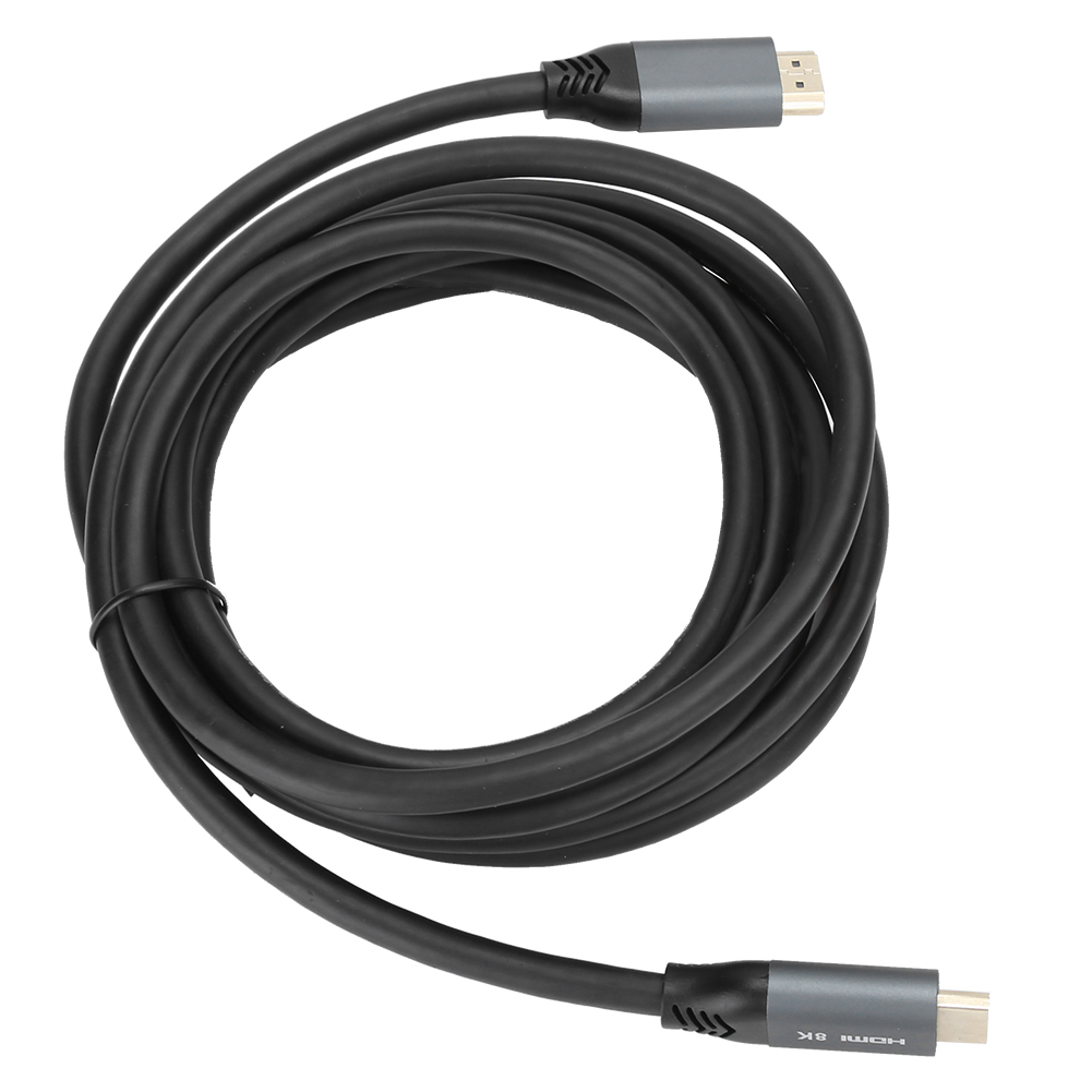 Ein schwarzes HDMI-Kabel ist aufgerollt. Die Anschlüsse an jedem Ende sind grau. Das Kabel liegt auf weißem Hintergrund.