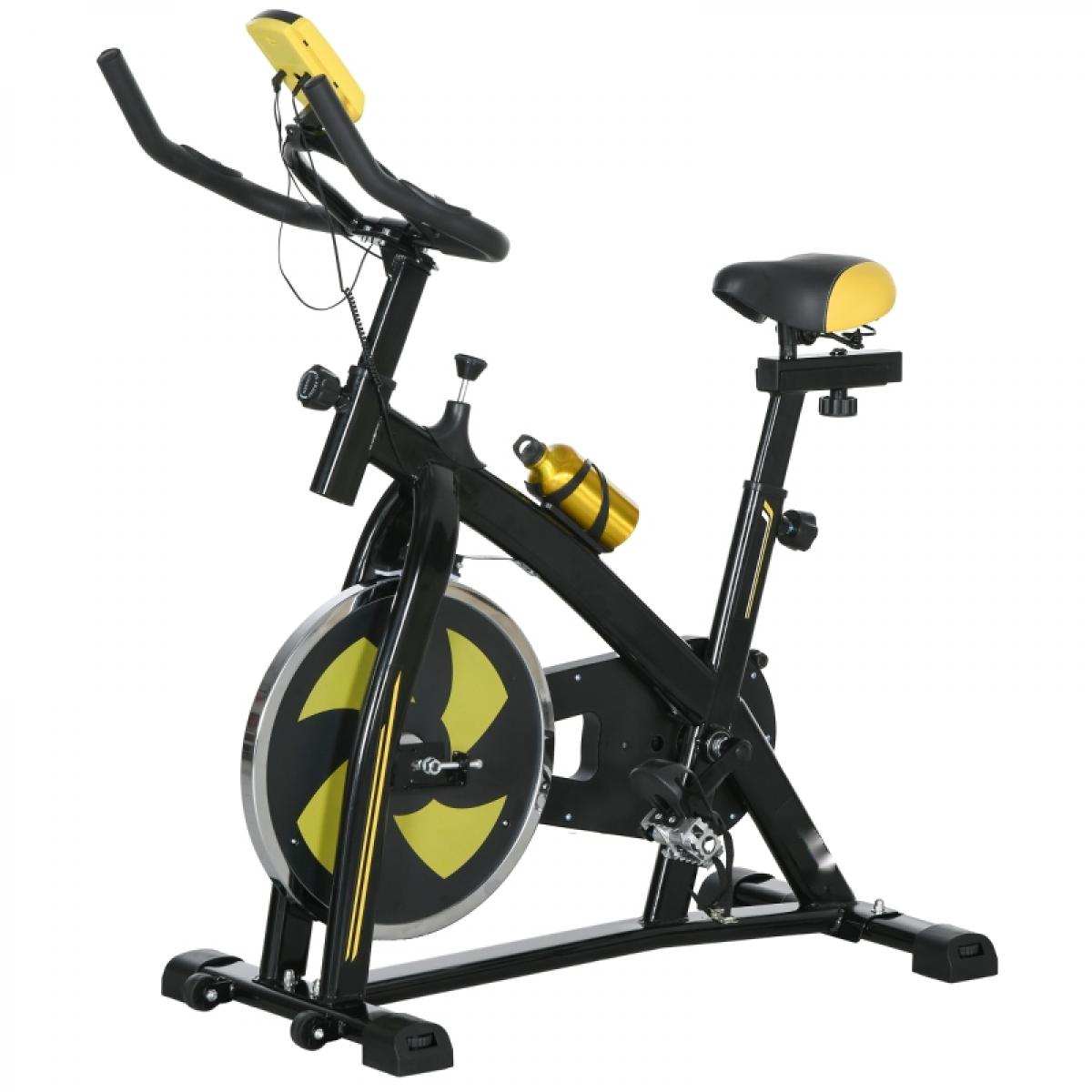 Ein stationäres Fahrrad in Schwarz und Gelb. Es hat eine Wasserflasche, einen Sitz und einen Lenker. Das Schwungrad ist gelb und schwarz.