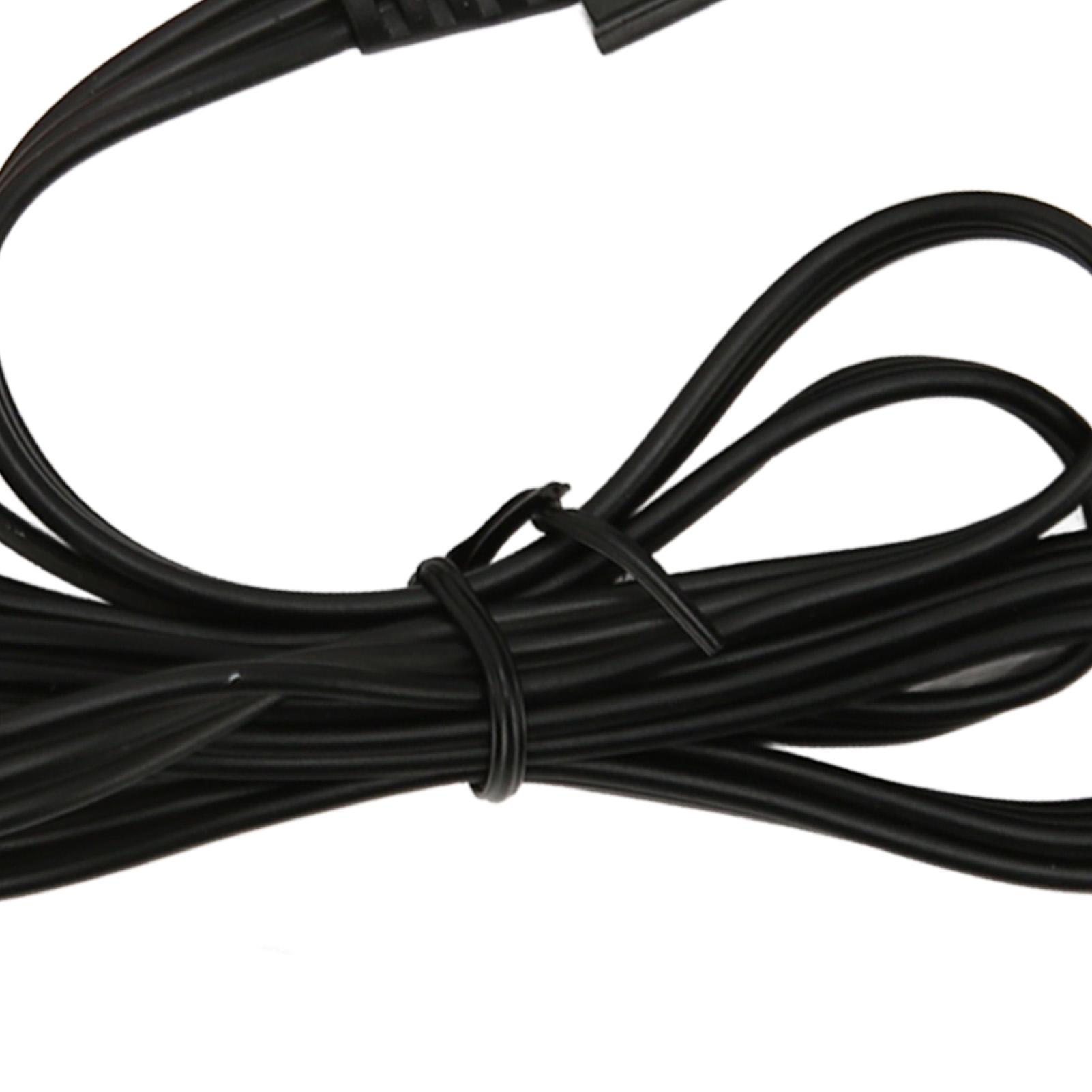 Ein schwarzes Netzkabel ist mit einem Kabelbinder vor weißem Hintergrund gebündelt. Das Kabel hat einen Stecker.