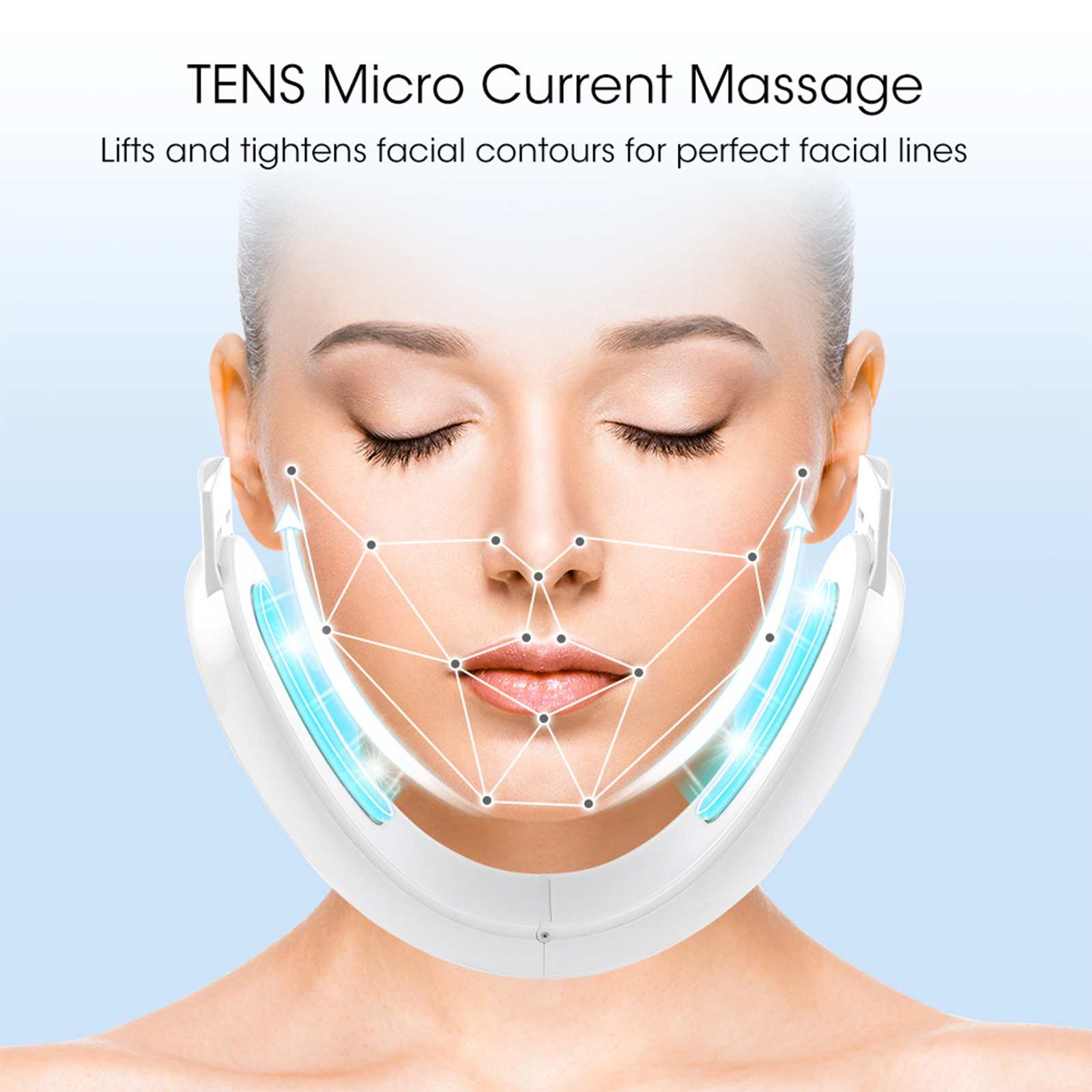 Frau mit geschlossenen Augen, die ein Gesichtsmassagegerät trägt. Text: TENS Micro Current Massage, hebt und strafft Gesichtskonturen.