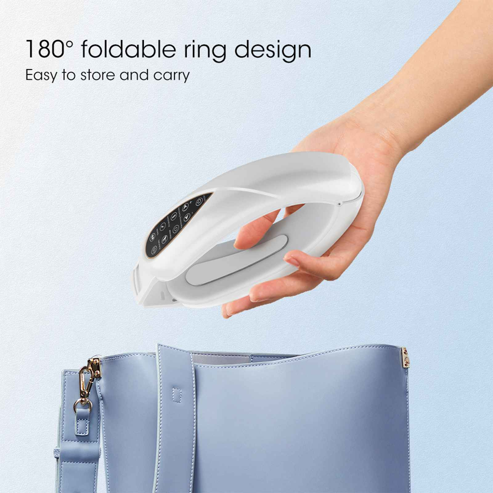 Eine Hand hält ein weißes, faltbares Ringgerät über einer hellblauen Handtasche. Das Gerät hat Steuertasten.