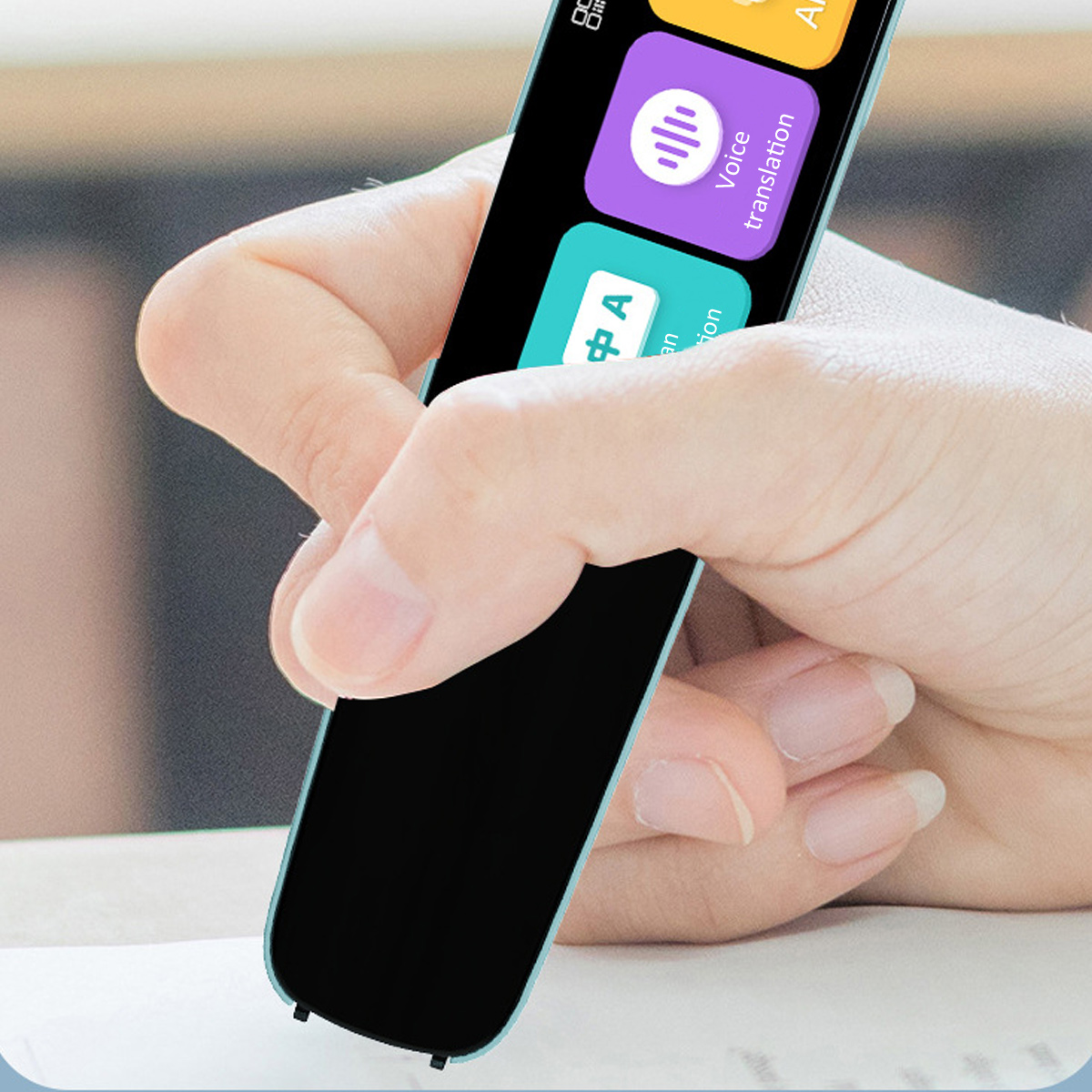 Eine Hand hält ein schwarz-blaues Gerät mit einem Bildschirm, der App-Symbole zeigt. Das Gerät befindet sich über einer weißen Oberfläche.