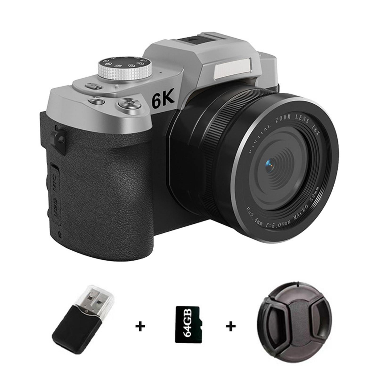 Eine grau-schwarze 6K-Digitalkamera mit Zubehör: einem USB-Adapter, einer 64-GB-Speicherkarte und einer Objektivkappe.
