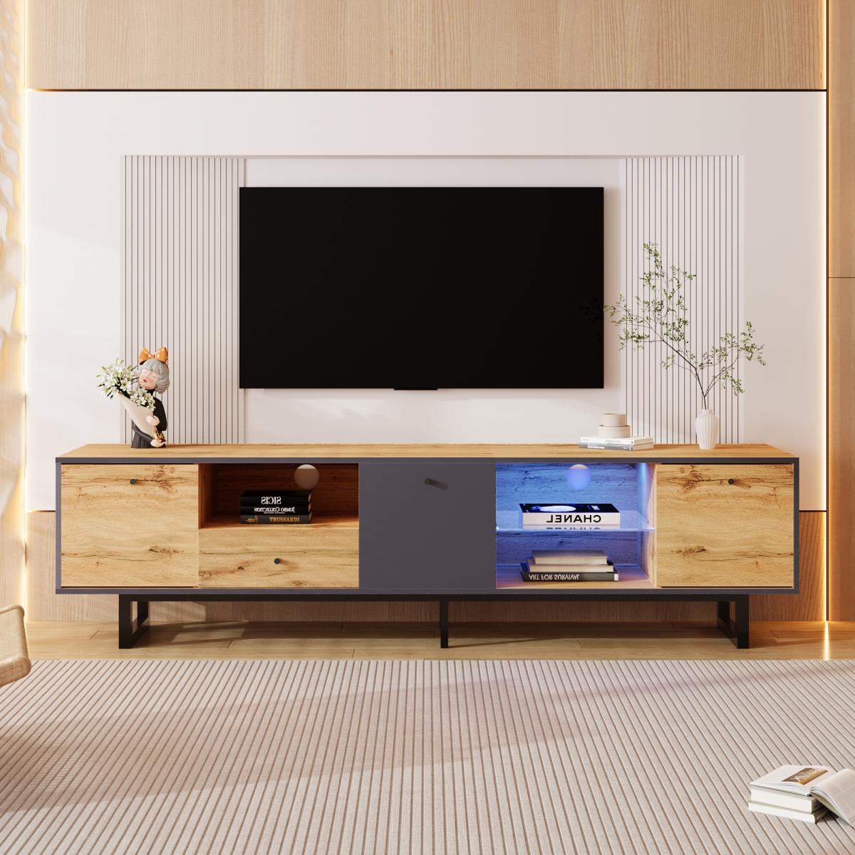 Ein moderner TV-Ständer mit schwarzem Bildschirm. Er hat Holzschubladen, eine graue Tür und blaue LED-Beleuchtung. Links steht eine Figur.