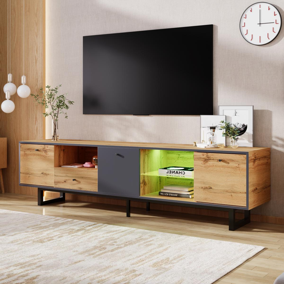 Wohnzimmer mit Fernseher über einem Holzschrank. Eine Uhr hängt an der Wand. Auf dem Boden liegt ein Teppich.
