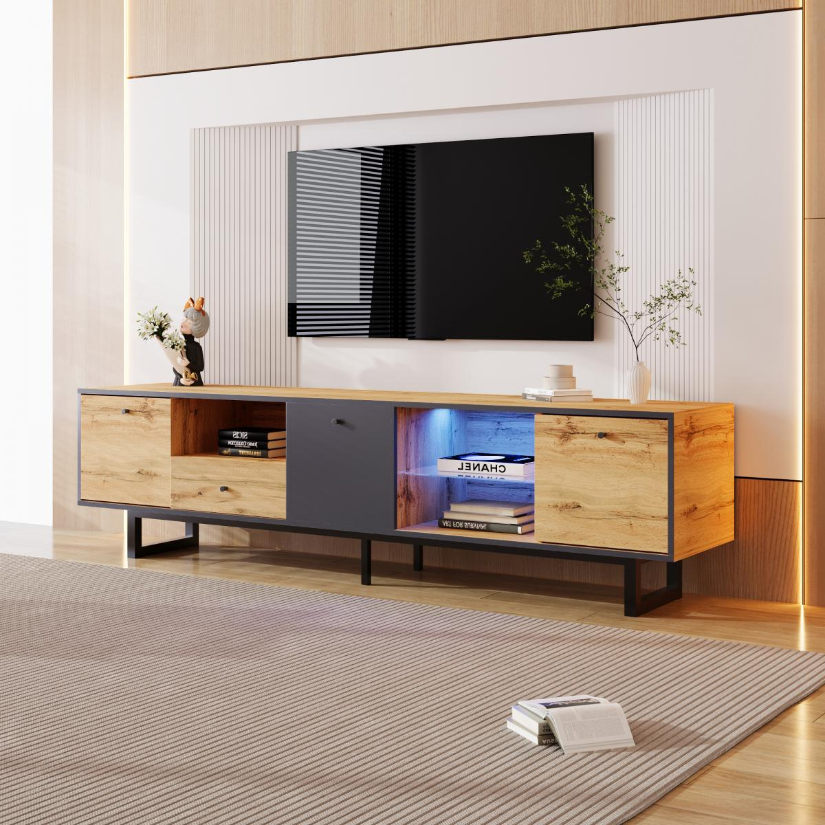 Ein moderner TV-Ständer mit großem Bildschirm. Er hat Holzschränke, einen grauen Mittelteil und blaue Innenbeleuchtung.