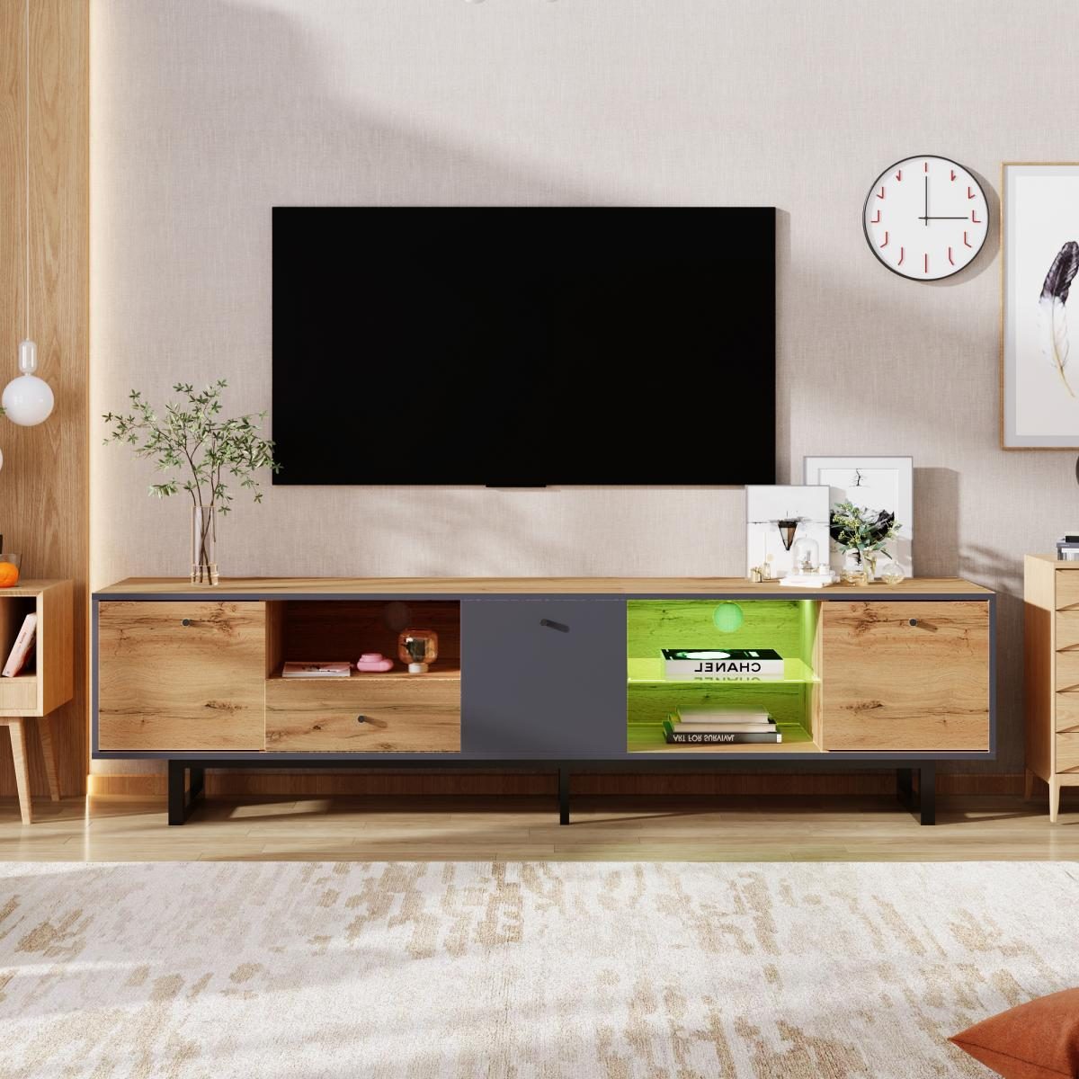 Ein Wohnzimmer mit einem Fernseher über einem Holzschrank. Eine Uhr und Kunst an der Wand. Ein Teppich liegt auf dem Boden.