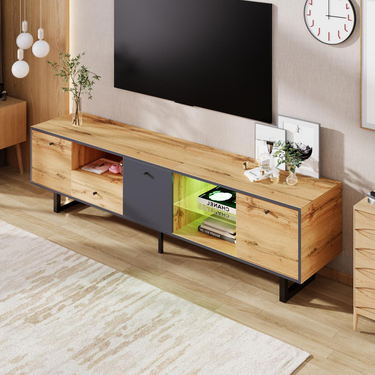 TV-Ständer aus Holz mit Schubladen, einem Fernseher, Dekoration und einem Teppich. Der Ständer hat einen grauen Abschnitt mit Regalen.