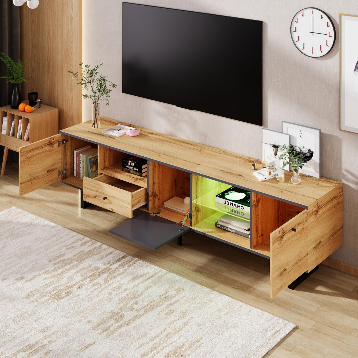 Ein TV-Ständer aus Holz mit offenen Türen, ein schwarzer Fernseher, eine Uhr und ein weißer Teppich. Bücher und Dekorationsartikel sind sichtbar.