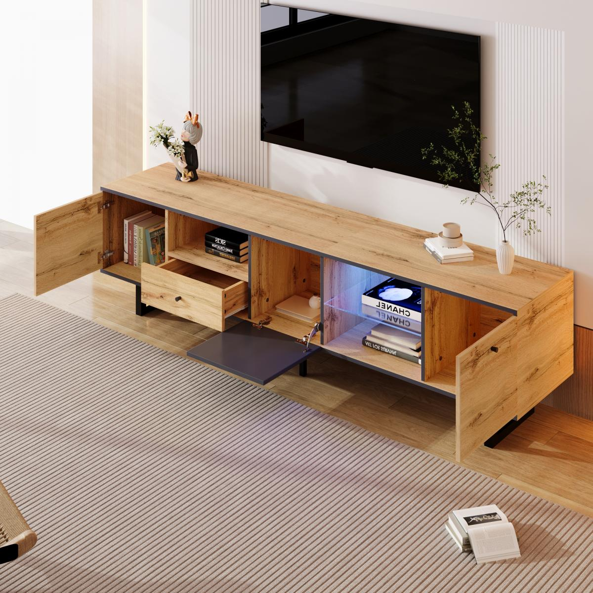 TV-Schrank aus Holz mit offenen Türen, Büchern, einer Schublade und einer kleinen Figur. Ein Fernseher ist an der Wand darüber montiert.