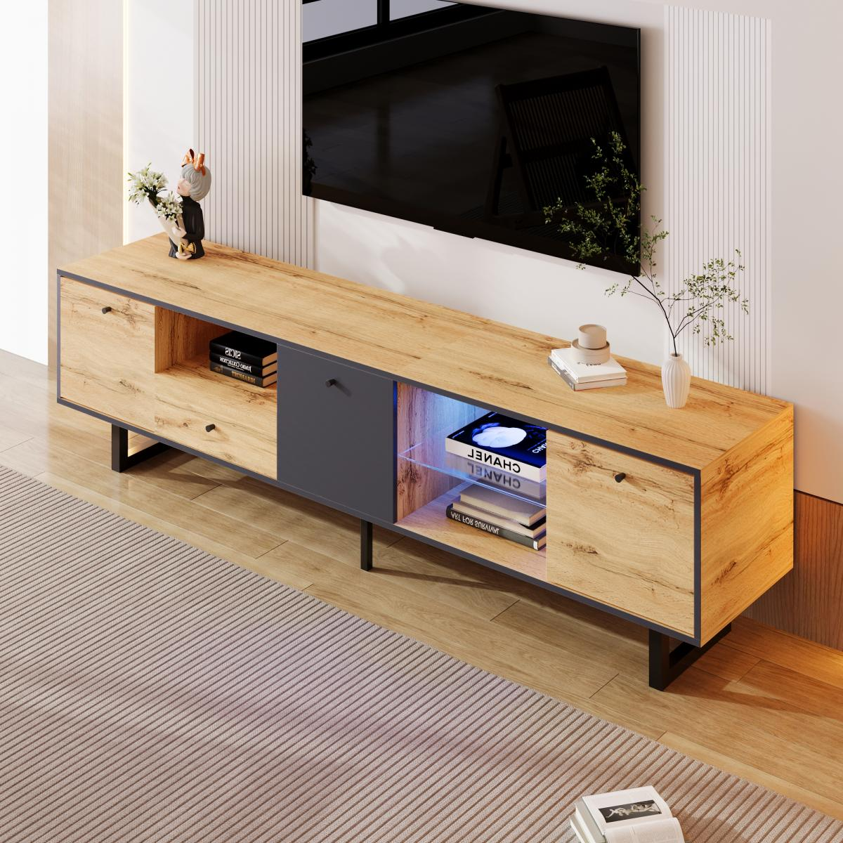 Ein TV-Ständer aus Holz mit grauen Akzenten, ein Fernseher und dekorative Gegenstände. Bücher und eine Figur stehen auf dem Ständer. Der Hintergrund ist eine Wand.