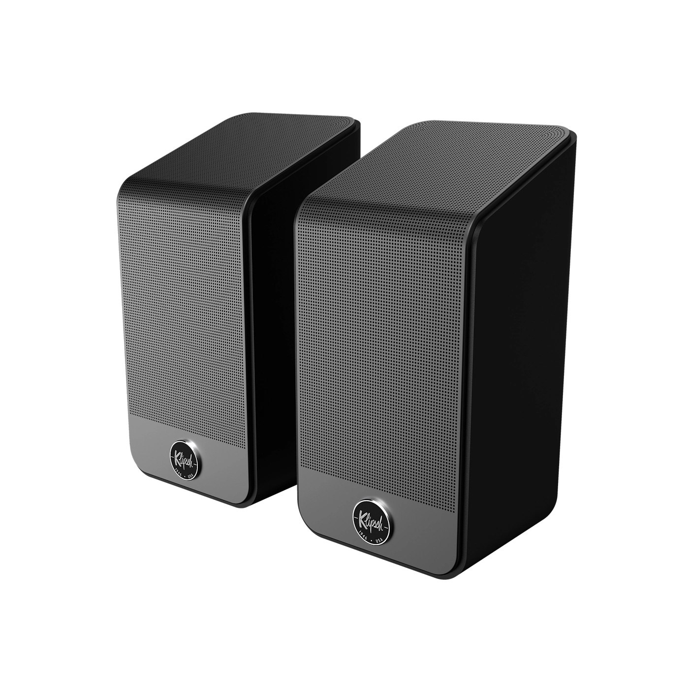 Due altoparlanti neri con frontali in rete grigia. Ognuno ha il logo Klipsch. Gli altoparlanti sono su sfondo bianco.