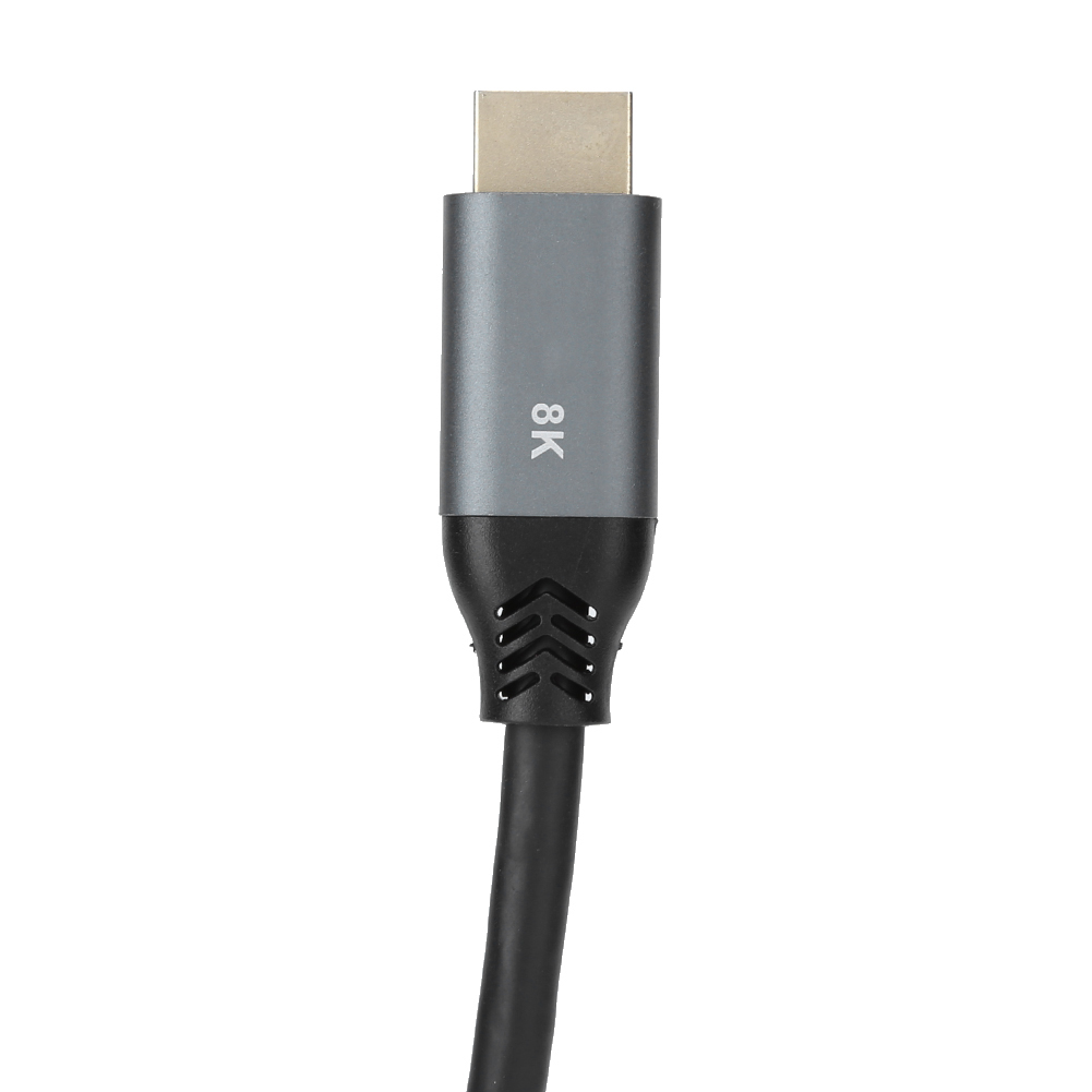 Ein 8K-HDMI-Kabel. Oben befindet sich ein silberner Stecker, ein grauer Abschnitt mit der Aufschrift '8K', verbunden mit einem schwarzen Kabel.