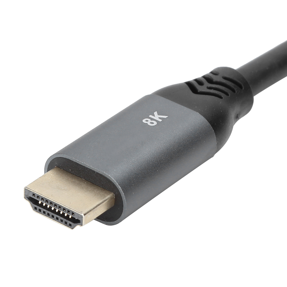 Nahaufnahme eines 8K-HDMI-Kabels. Der Stecker ist goldfarben, der Körper grau mit "8K" und das Kabel schwarz.